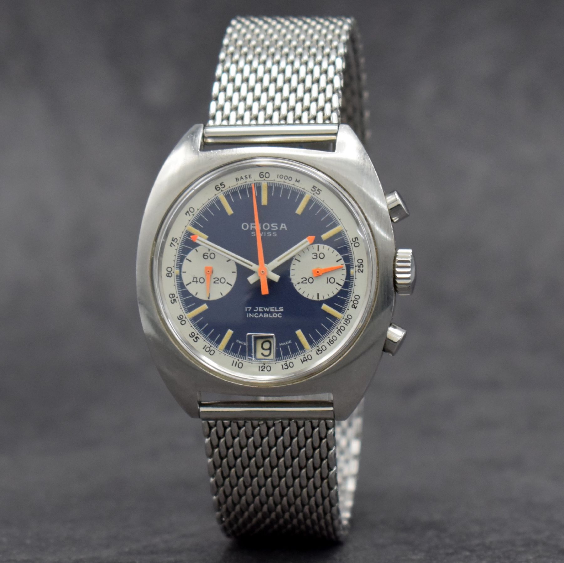 Detail b: ORIOSA Herrenarmbanduhr mit Chronograph, Schweiz um 1970, Handaufzug, massives Edelstahlgeh., Boden verschr., neutr. Stahlband, blaues Zifferbl. m. ...