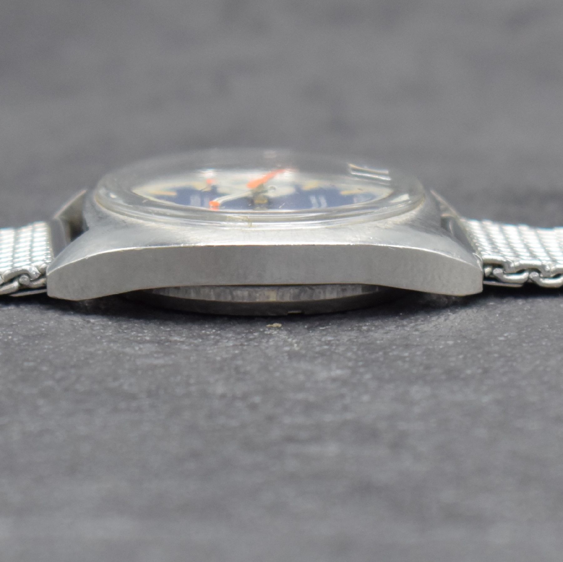 Detail d: ORIOSA Herrenarmbanduhr mit Chronograph, Schweiz um 1970, Handaufzug, massives Edelstahlgeh., Boden verschr., neutr. Stahlband, blaues Zifferbl. m. ...
