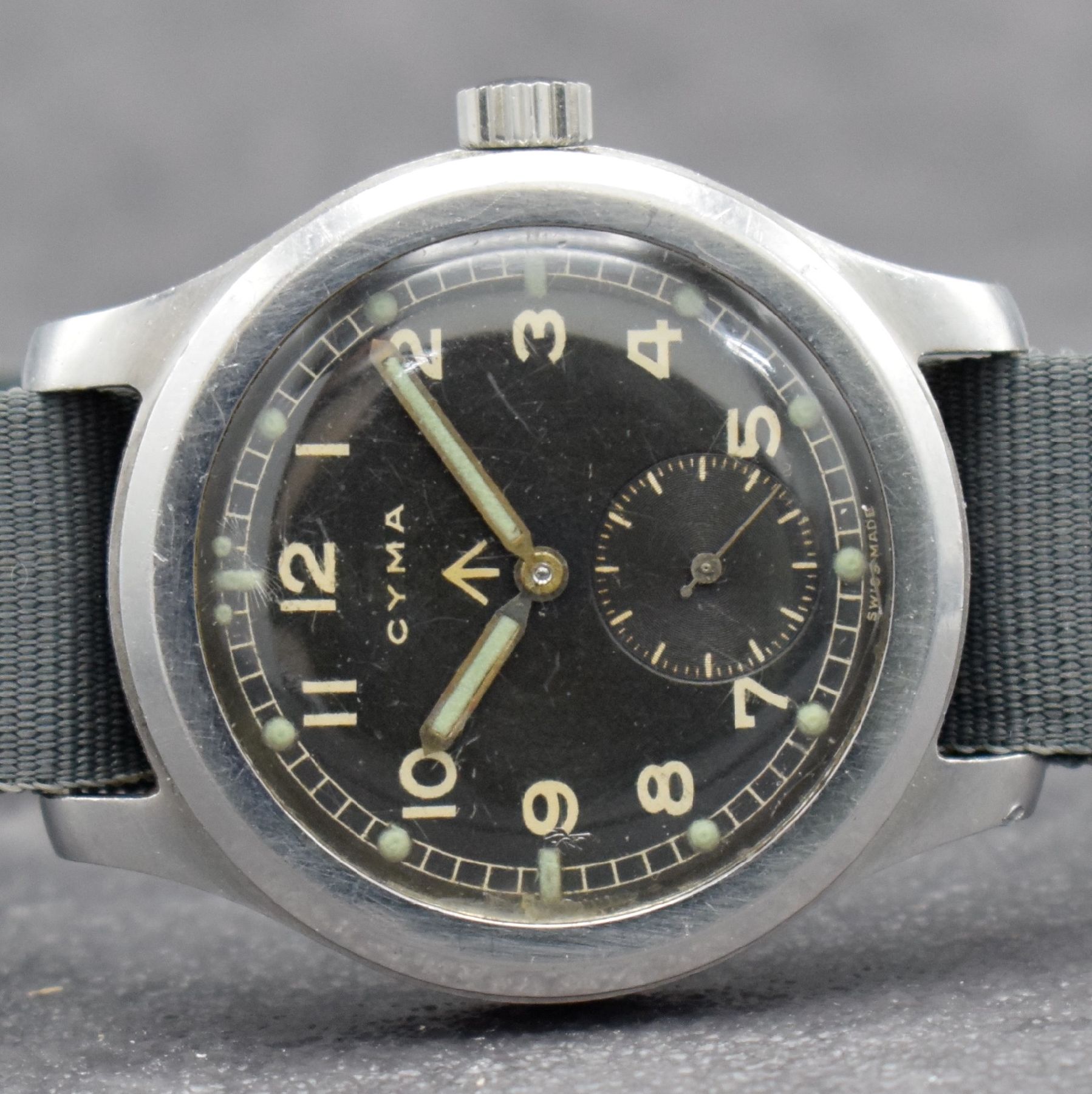 Detail a: CYMA Militärarmbanduhr der britischen Armee, Schweiz 1940, Handaufzug, Stahlgeh., Boden m. entspr. Reg.-Grav. verschr., schwarzes Zifferbl. m. arab. ...
