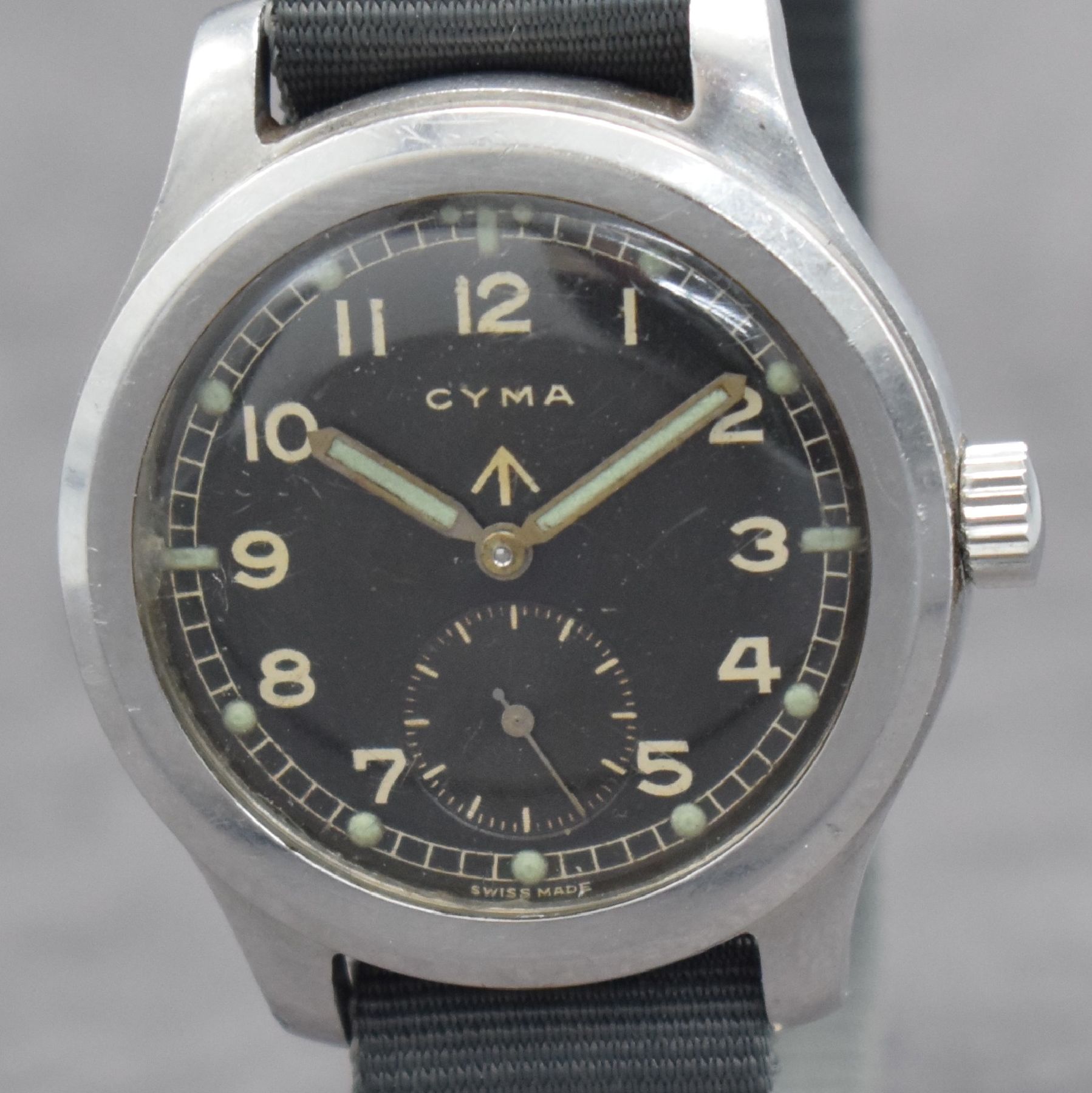 Detail c: CYMA Militärarmbanduhr der britischen Armee, Schweiz 1940, Handaufzug, Stahlgeh., Boden m. entspr. Reg.-Grav. verschr., schwarzes Zifferbl. m. arab. ...