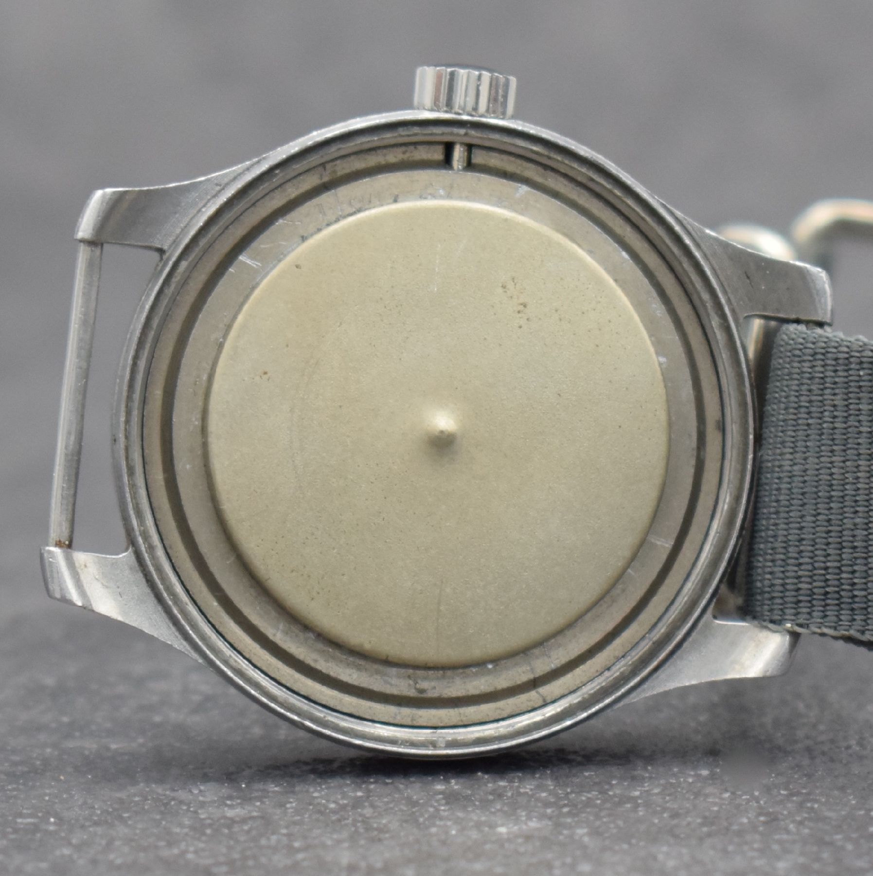 Detail g: CYMA Militärarmbanduhr der britischen Armee, Schweiz 1940, Handaufzug, Stahlgeh., Boden m. entspr. Reg.-Grav. verschr., schwarzes Zifferbl. m. arab. ...