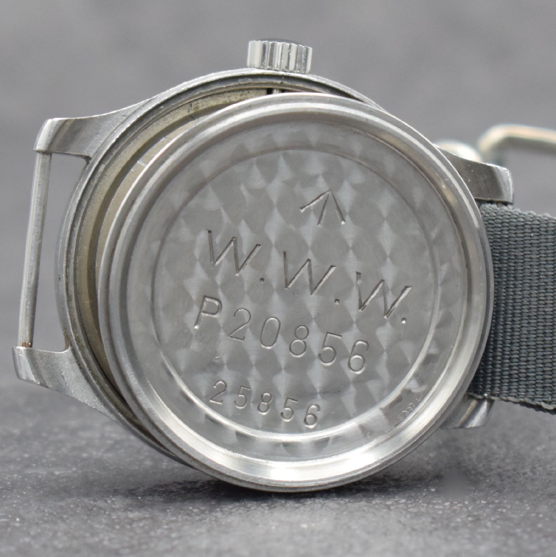 Detail h: CYMA Militärarmbanduhr der britischen Armee, Schweiz 1940, Handaufzug, Stahlgeh., Boden m. entspr. Reg.-Grav. verschr., schwarzes Zifferbl. m. arab. ...