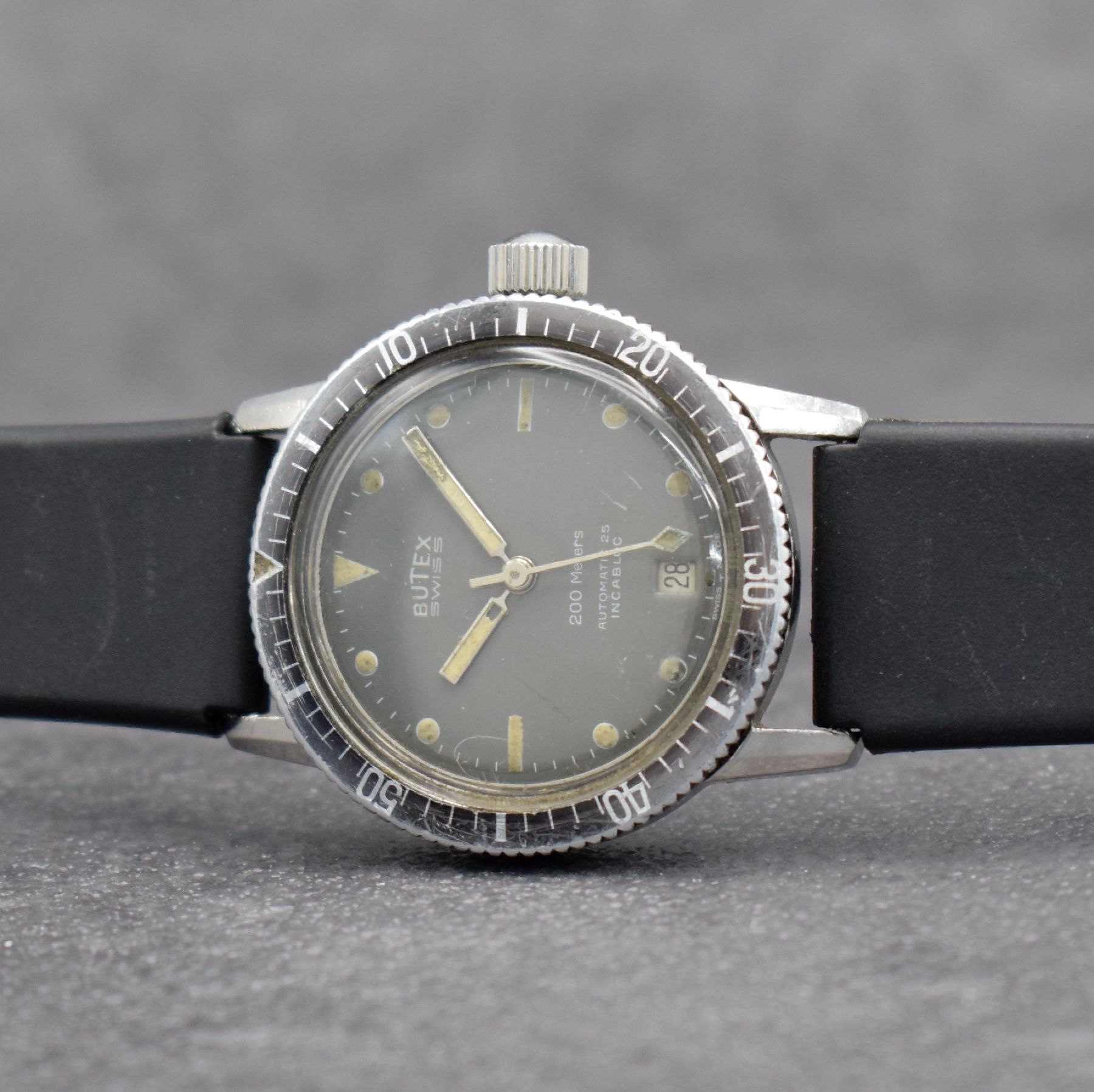 Konvolut: 2 Armbanduhren, Schweiz um 1943 & 1965, 1 x BUTEX /BWC im Taucherdesign, Ref. 713008, Automatik, Edelstahlgeh. inkl. neutr. Kautschukband, ...