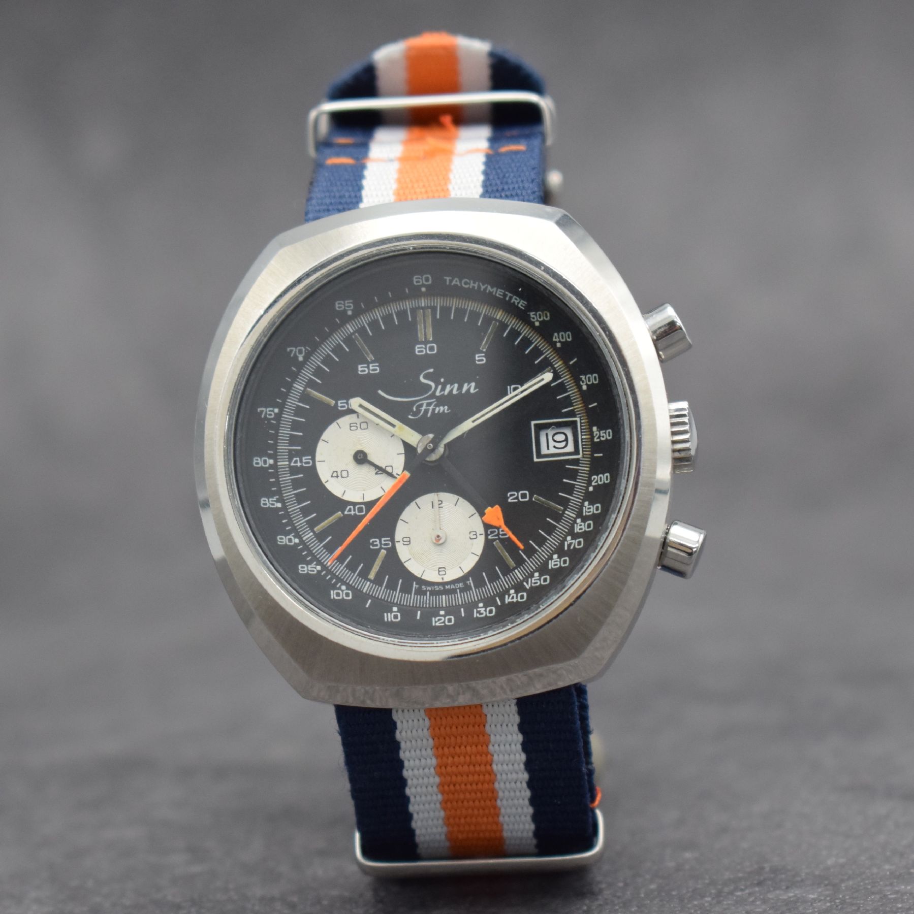 Detail b: SINN seltene Herrenarmbanduhr mit Chronograph Kaliber Lemania 1340, Schweiz um 1972, Automatik, massives Edelstahlgeh., Boden geschr., schwarzes ...