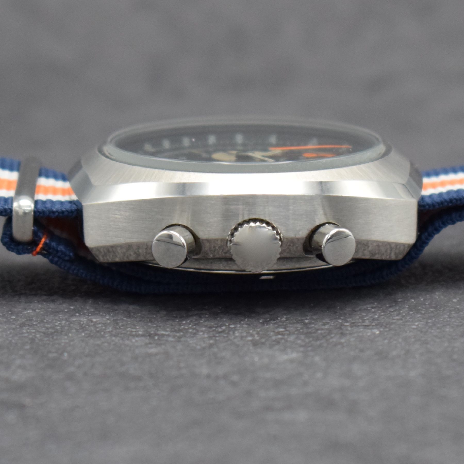 Detail d: SINN seltene Herrenarmbanduhr mit Chronograph Kaliber Lemania 1340, Schweiz um 1972, Automatik, massives Edelstahlgeh., Boden geschr., schwarzes ...