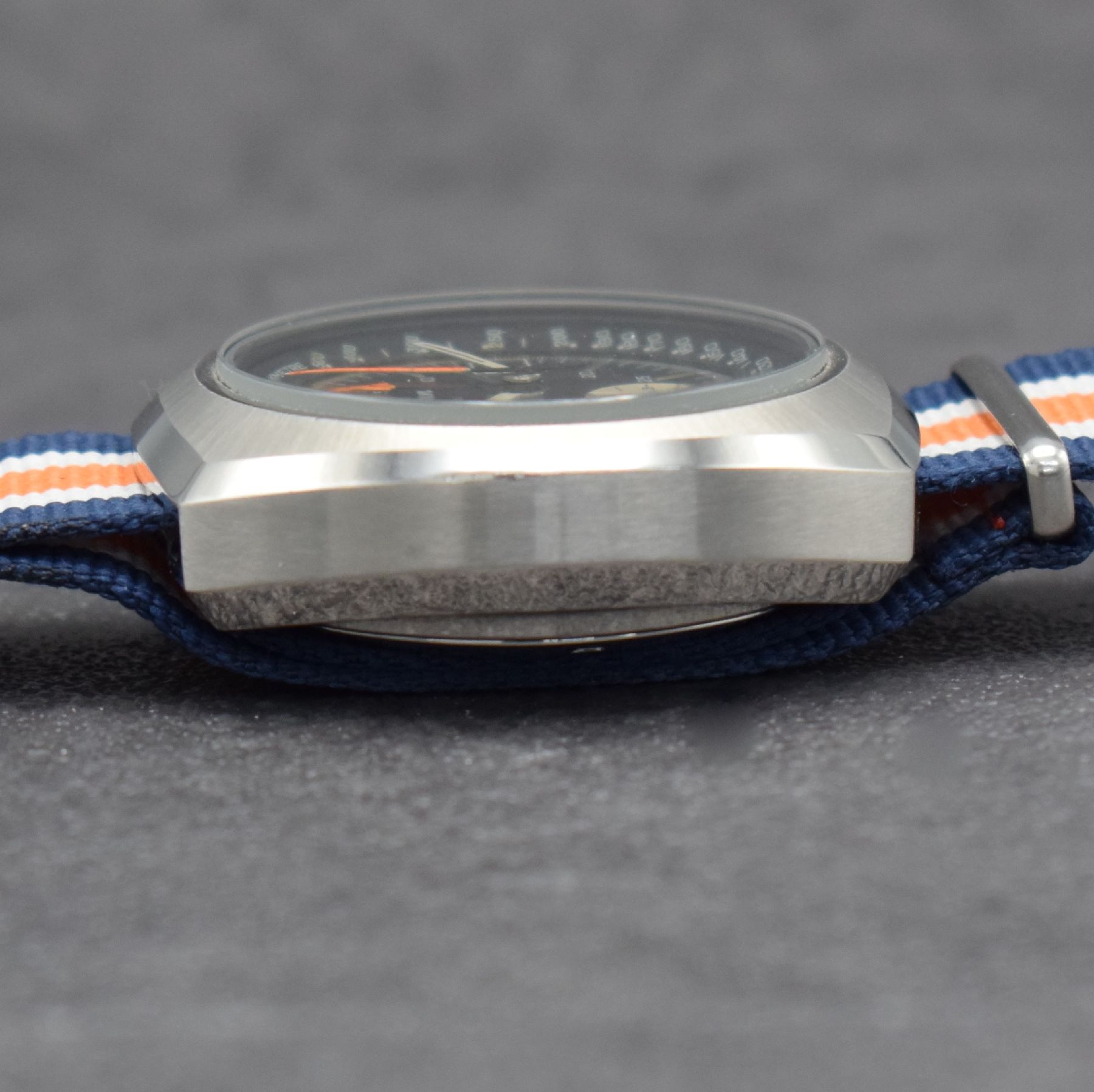 Detail e: SINN seltene Herrenarmbanduhr mit Chronograph Kaliber Lemania 1340, Schweiz um 1972, Automatik, massives Edelstahlgeh., Boden geschr., schwarzes ...