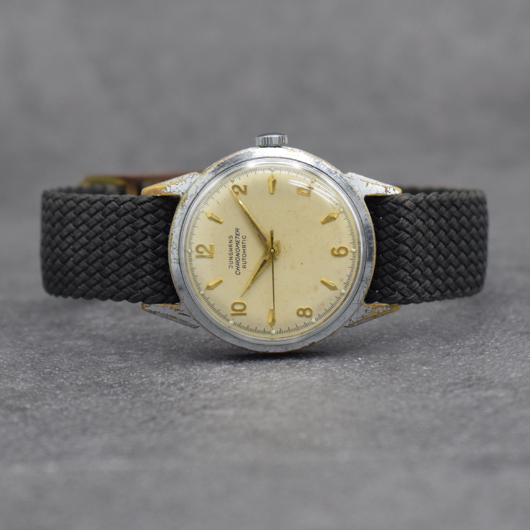JUNGHANS Chronometer Herrenarmbanduhr, Deutschland um 1955, verchr. Gehäuse, Stahlboden aufgedr., silb. Zifferbl. m. aufges. gold. Std.-Ind. pat., ...