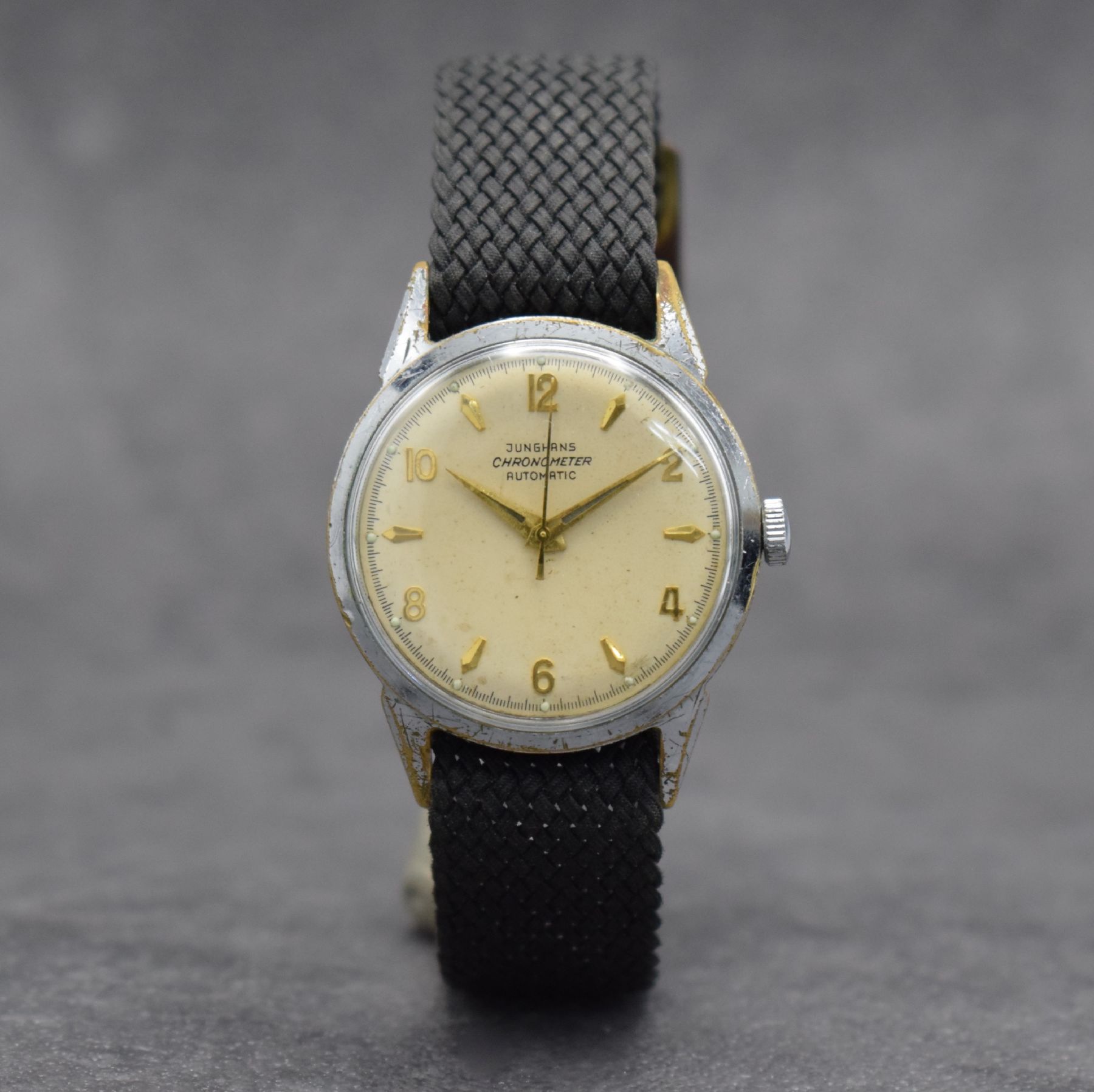 Detail b: JUNGHANS Chronometer Herrenarmbanduhr, Deutschland um 1955, verchr. Gehäuse, Stahlboden aufgedr., silb. Zifferbl. m. aufges. gold. Std.-Ind. pat., ...