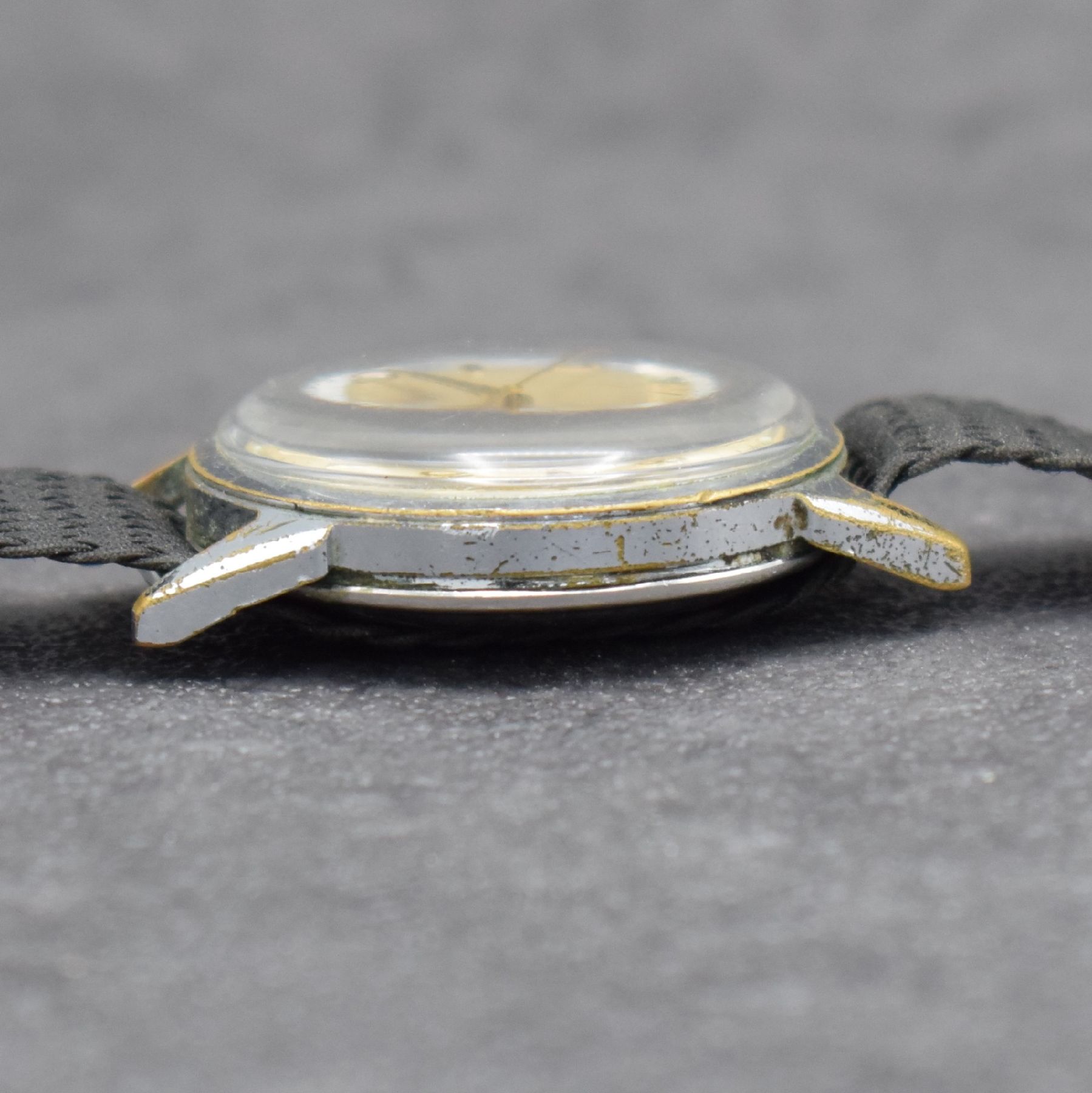 Detail c: JUNGHANS Chronometer Herrenarmbanduhr, Deutschland um 1955, verchr. Gehäuse, Stahlboden aufgedr., silb. Zifferbl. m. aufges. gold. Std.-Ind. pat., ...