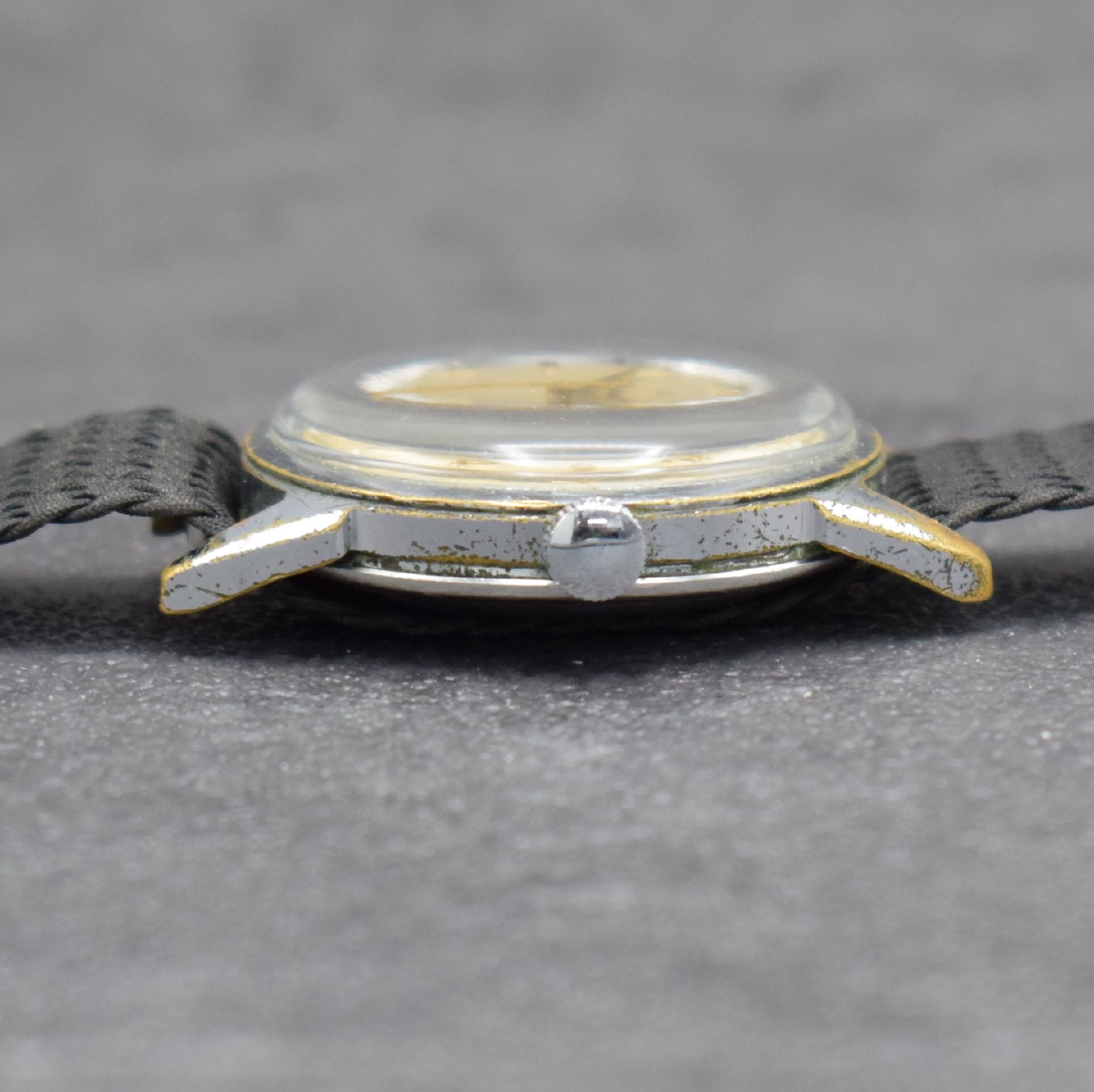 Detail d: JUNGHANS Chronometer Herrenarmbanduhr, Deutschland um 1955, verchr. Gehäuse, Stahlboden aufgedr., silb. Zifferbl. m. aufges. gold. Std.-Ind. pat., ...