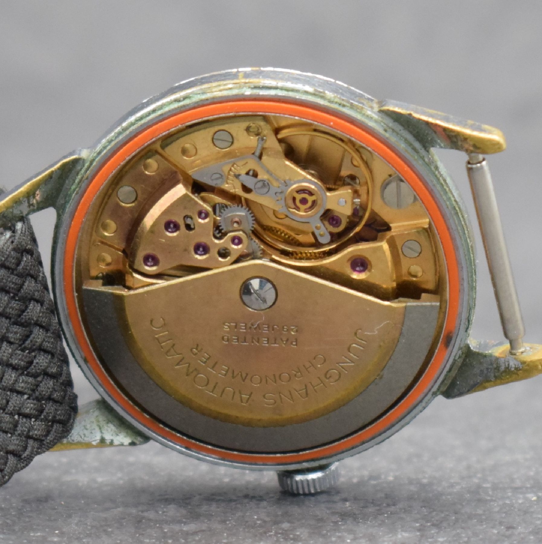 Detail f: JUNGHANS Chronometer Herrenarmbanduhr, Deutschland um 1955, verchr. Gehäuse, Stahlboden aufgedr., silb. Zifferbl. m. aufges. gold. Std.-Ind. pat., ...