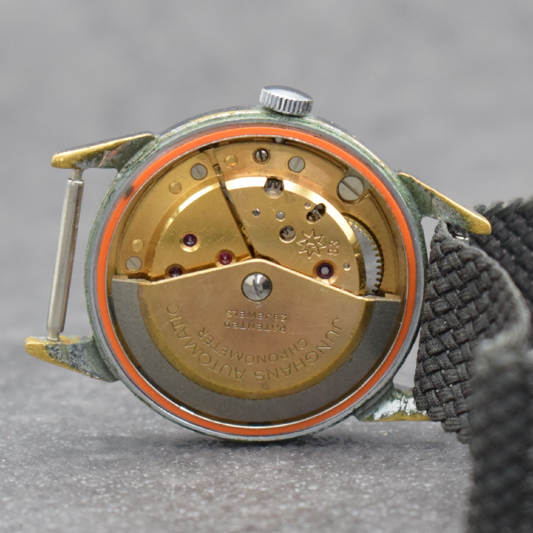 Detail g: JUNGHANS Chronometer Herrenarmbanduhr, Deutschland um 1955, verchr. Gehäuse, Stahlboden aufgedr., silb. Zifferbl. m. aufges. gold. Std.-Ind. pat., ...