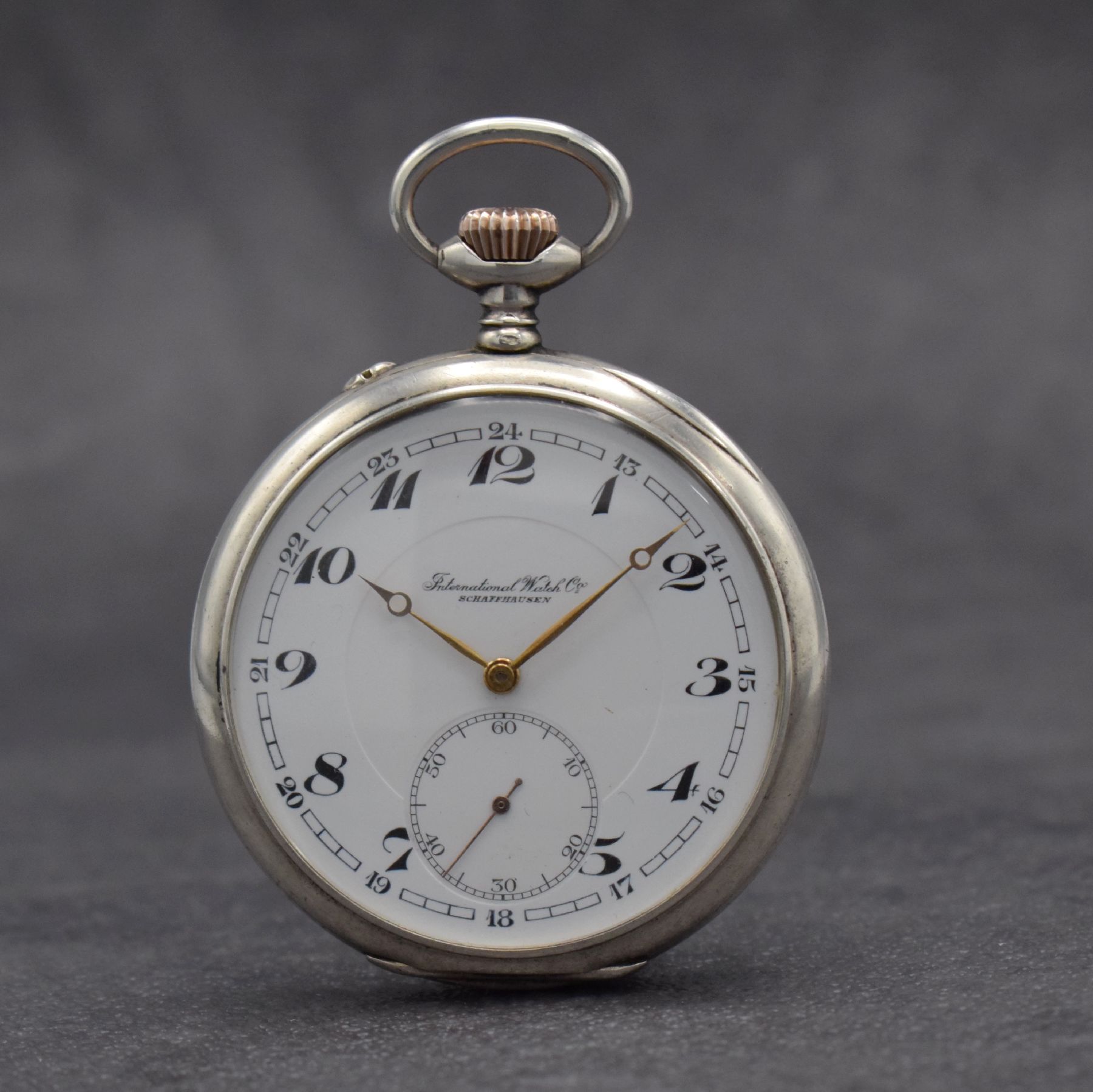 IWC offene Taschenuhr in Silber, Schweiz um 1900, original Geh. später, Emailzifferbl. m. arab. Zahlen, gold. Zeiger, verg. Werk mit Widmung Kal. ...