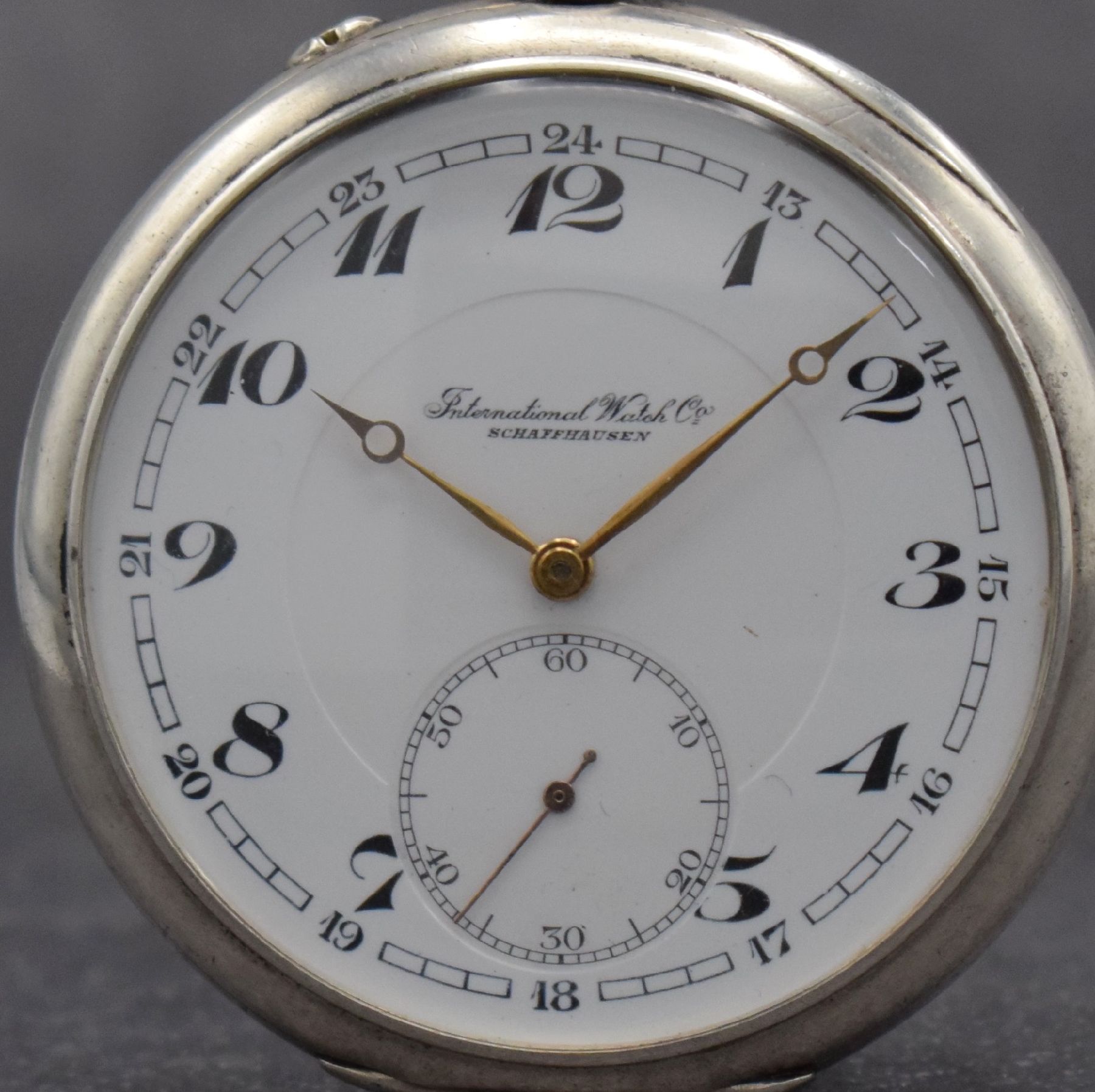 Detail a: IWC offene Taschenuhr in Silber, Schweiz um 1900, original Geh. später, Emailzifferbl. m. arab. Zahlen, gold. Zeiger, verg. Werk mit Widmung Kal. ...