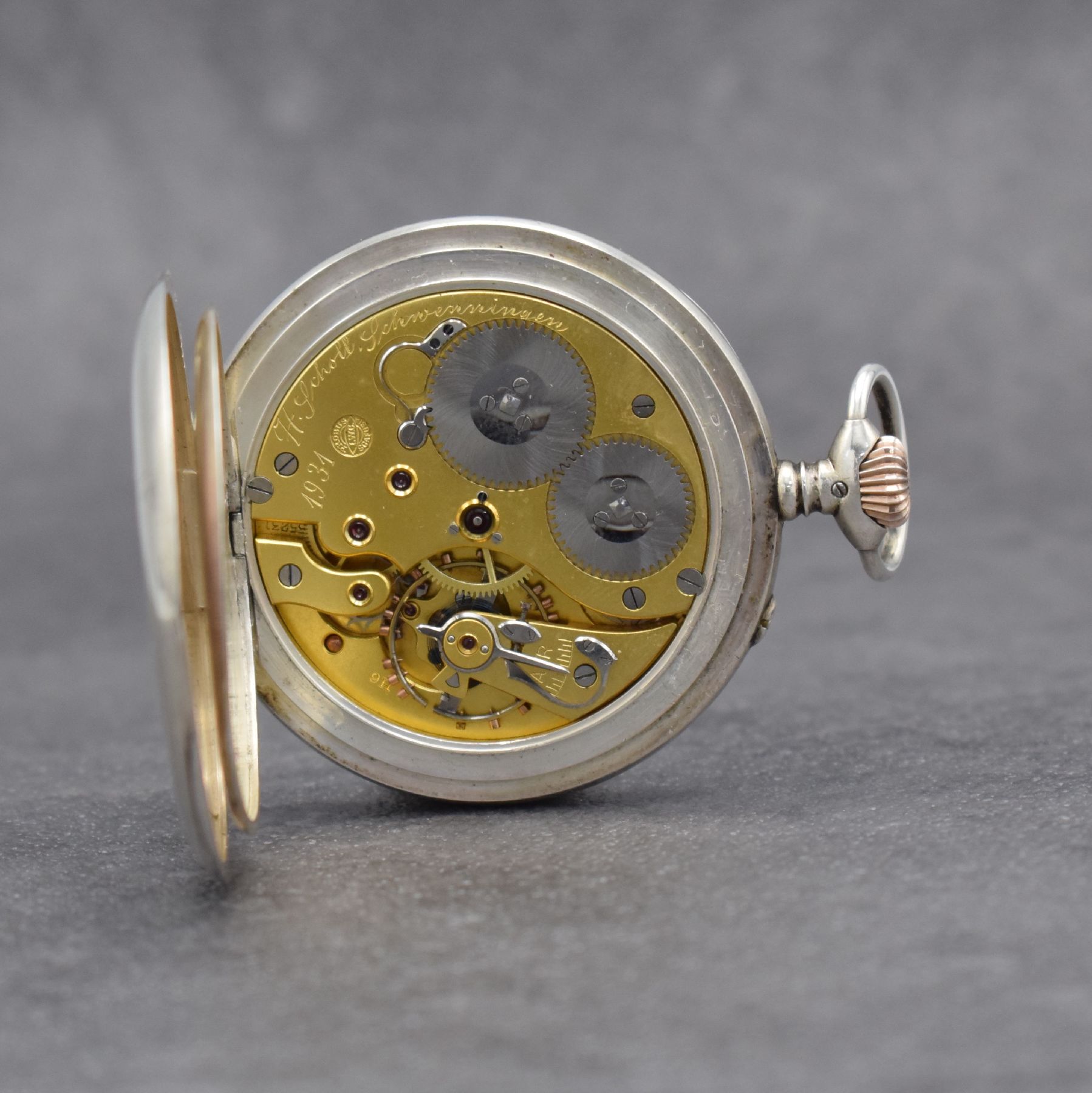 Detail d: IWC offene Taschenuhr in Silber, Schweiz um 1900, original Geh. später, Emailzifferbl. m. arab. Zahlen, gold. Zeiger, verg. Werk mit Widmung Kal. ...