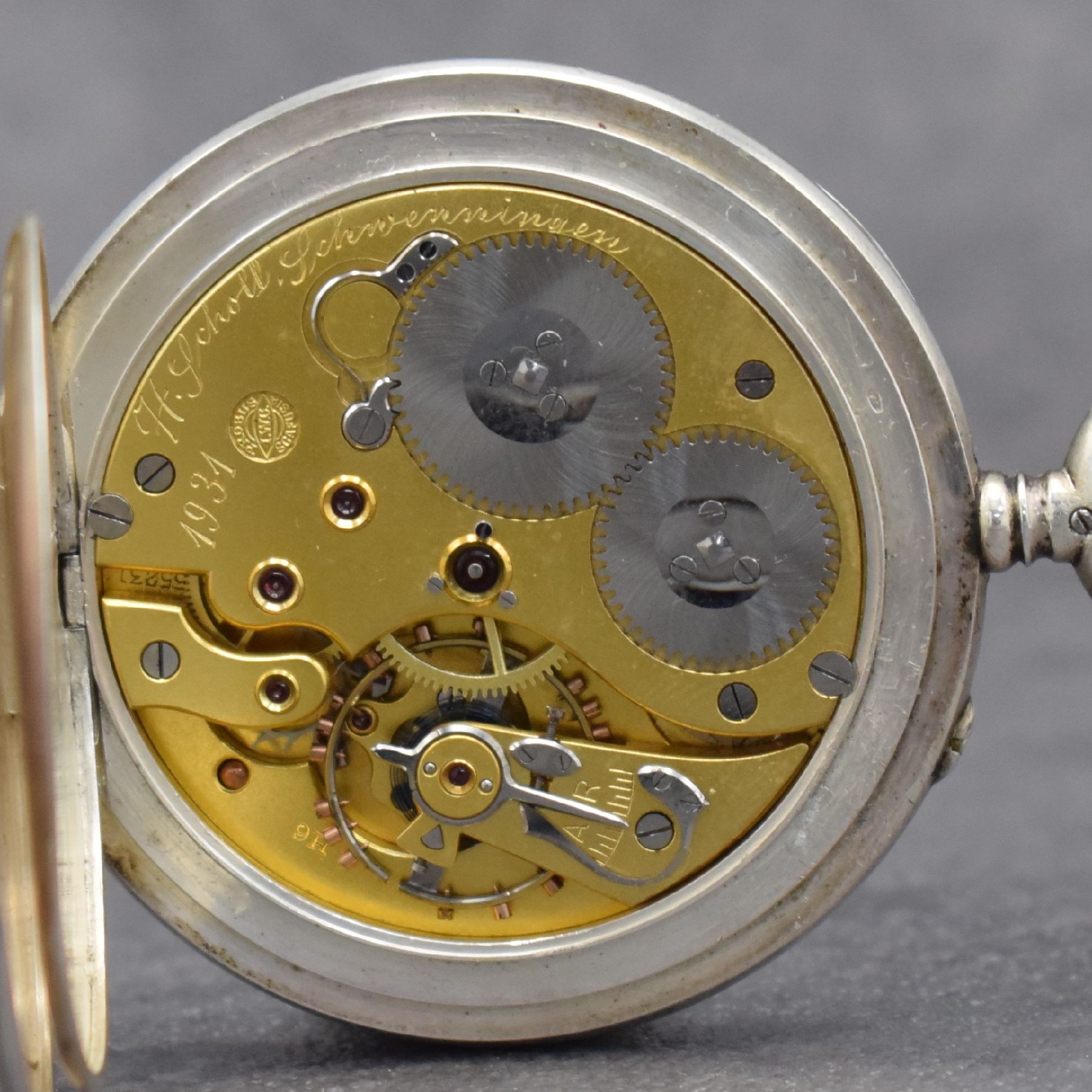 Detail e: IWC offene Taschenuhr in Silber, Schweiz um 1900, original Geh. später, Emailzifferbl. m. arab. Zahlen, gold. Zeiger, verg. Werk mit Widmung Kal. ...