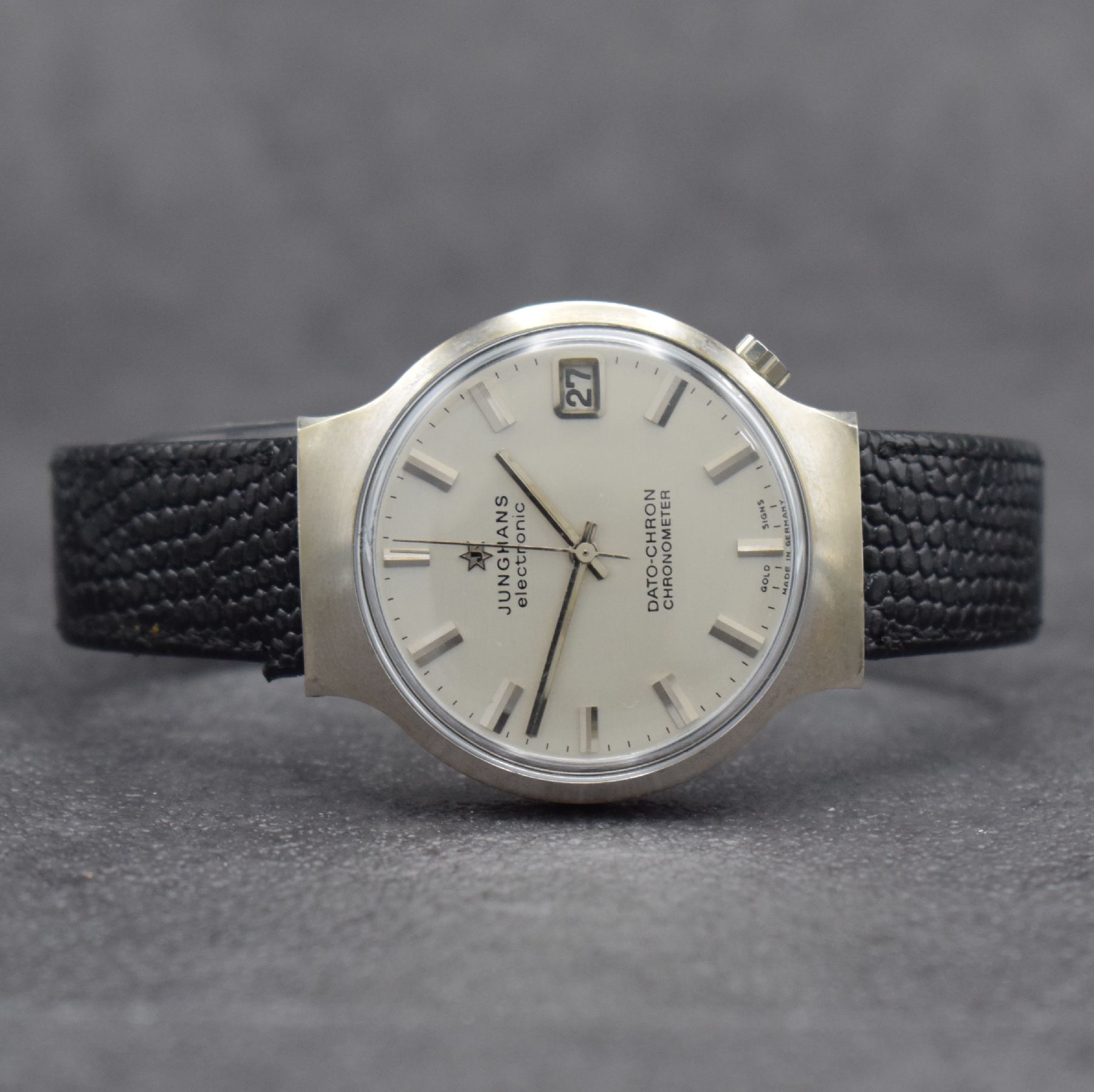 JUNGHANS Electronic Dato-Chron Chronometer seltene Herrenarmbanduhr in WG 585/000, Deutschland um 1965, 2-teil. Gehäuse, Boden aufgedr., silb. ...