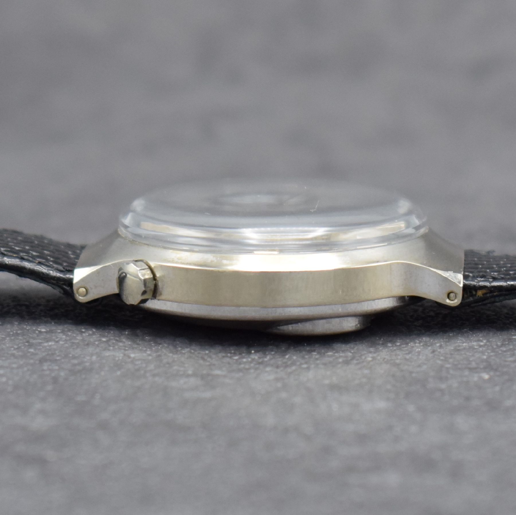 Detail c: JUNGHANS Electronic Dato-Chron Chronometer seltene Herrenarmbanduhr in WG 585/000, Deutschland um 1965, 2-teil. Gehäuse, Boden aufgedr., silb. ...