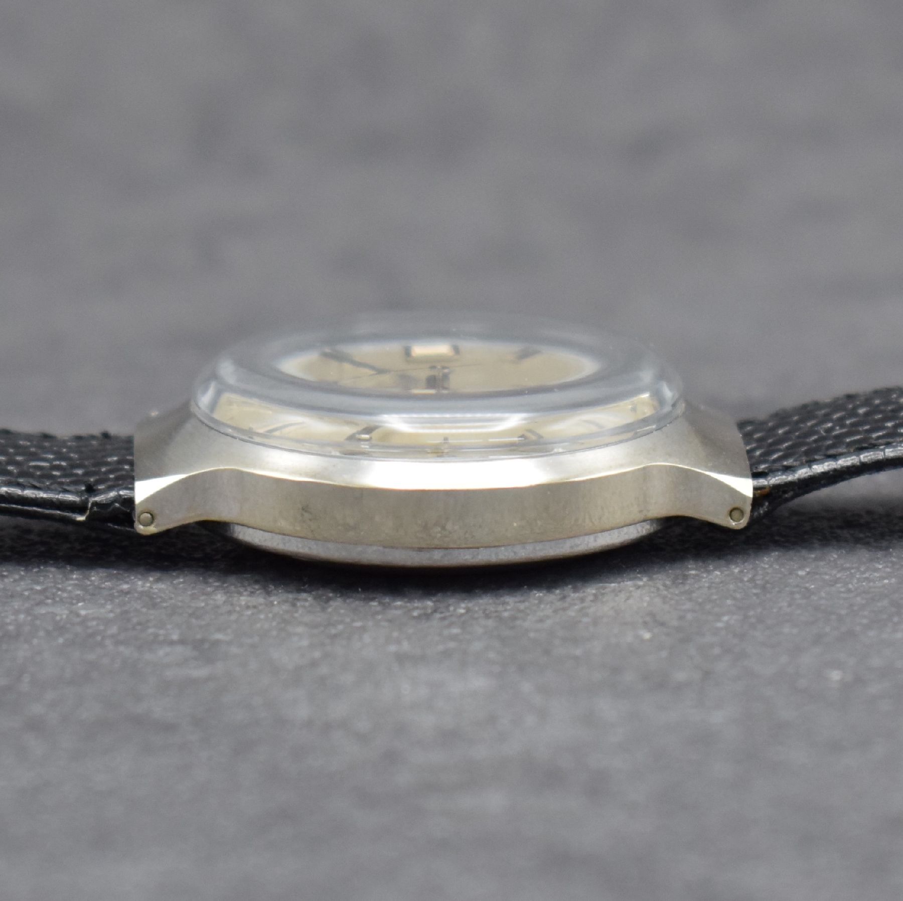 Detail d: JUNGHANS Electronic Dato-Chron Chronometer seltene Herrenarmbanduhr in WG 585/000, Deutschland um 1965, 2-teil. Gehäuse, Boden aufgedr., silb. ...