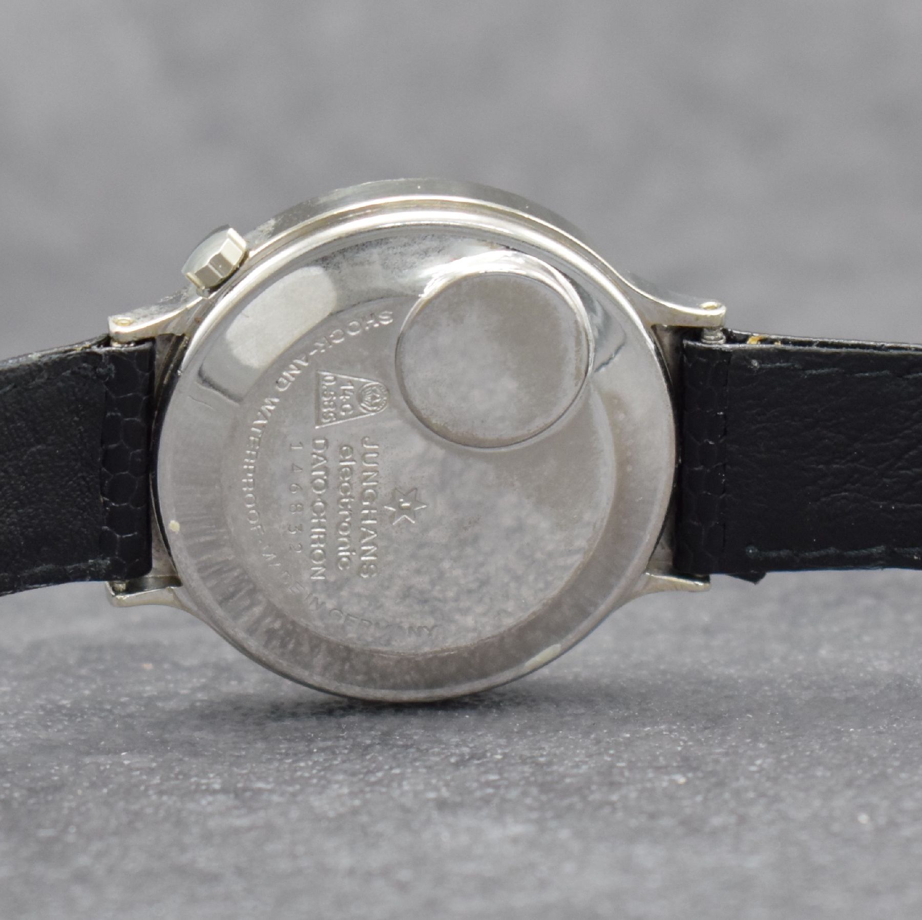 Detail e: JUNGHANS Electronic Dato-Chron Chronometer seltene Herrenarmbanduhr in WG 585/000, Deutschland um 1965, 2-teil. Gehäuse, Boden aufgedr., silb. ...