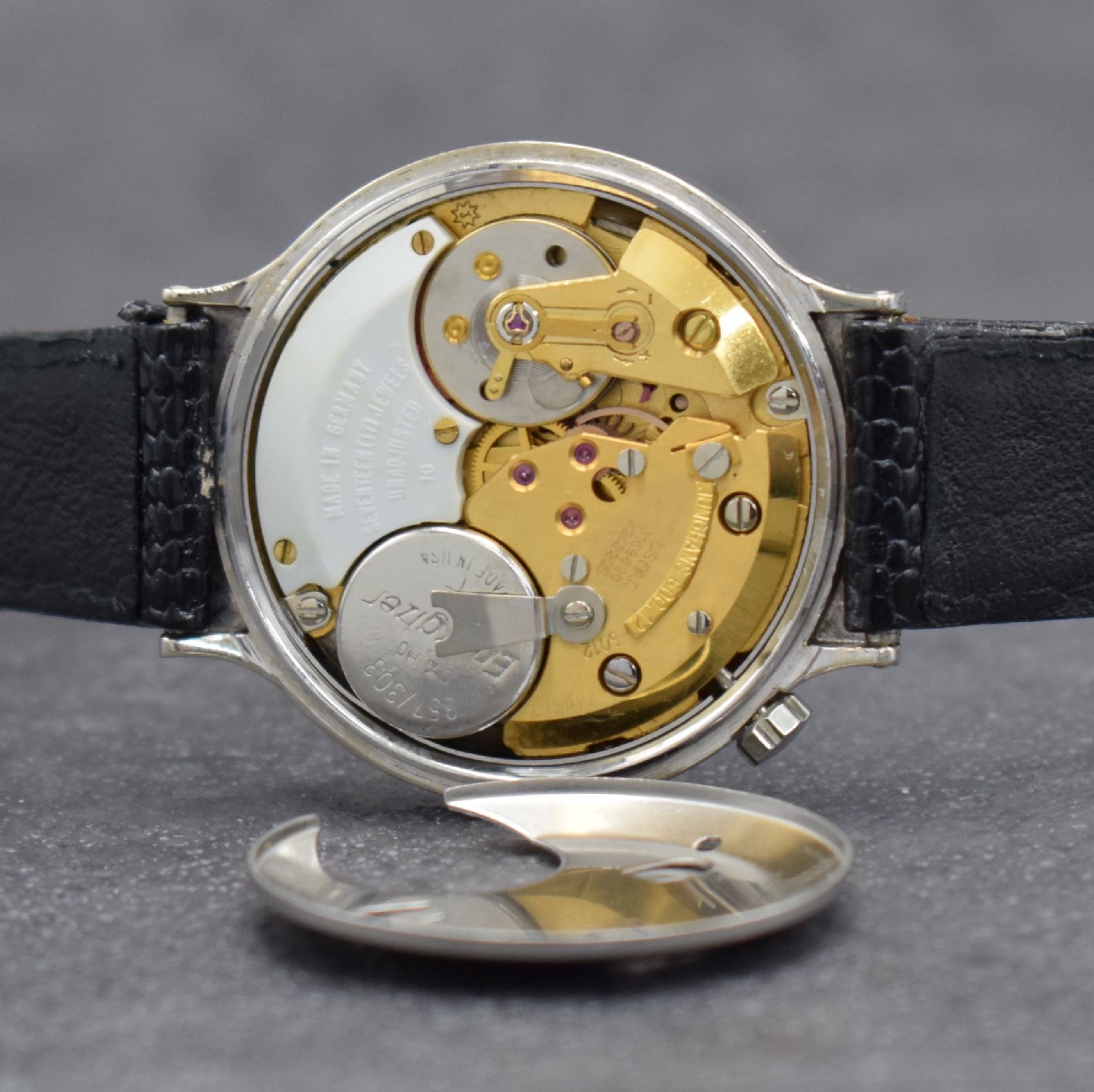 Detail f: JUNGHANS Electronic Dato-Chron Chronometer seltene Herrenarmbanduhr in WG 585/000, Deutschland um 1965, 2-teil. Gehäuse, Boden aufgedr., silb. ...