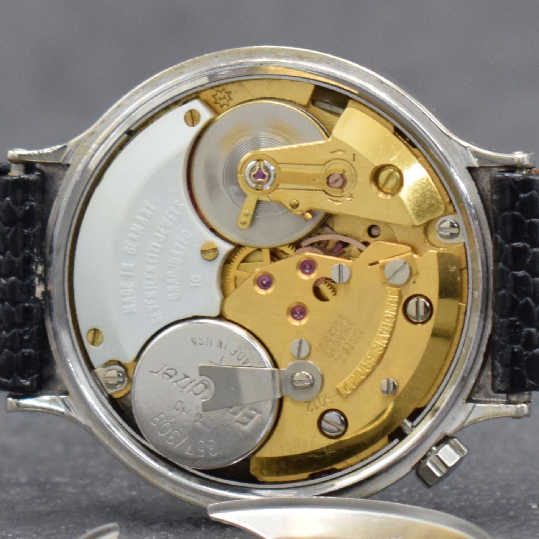 Detail g: JUNGHANS Electronic Dato-Chron Chronometer seltene Herrenarmbanduhr in WG 585/000, Deutschland um 1965, 2-teil. Gehäuse, Boden aufgedr., silb. ...