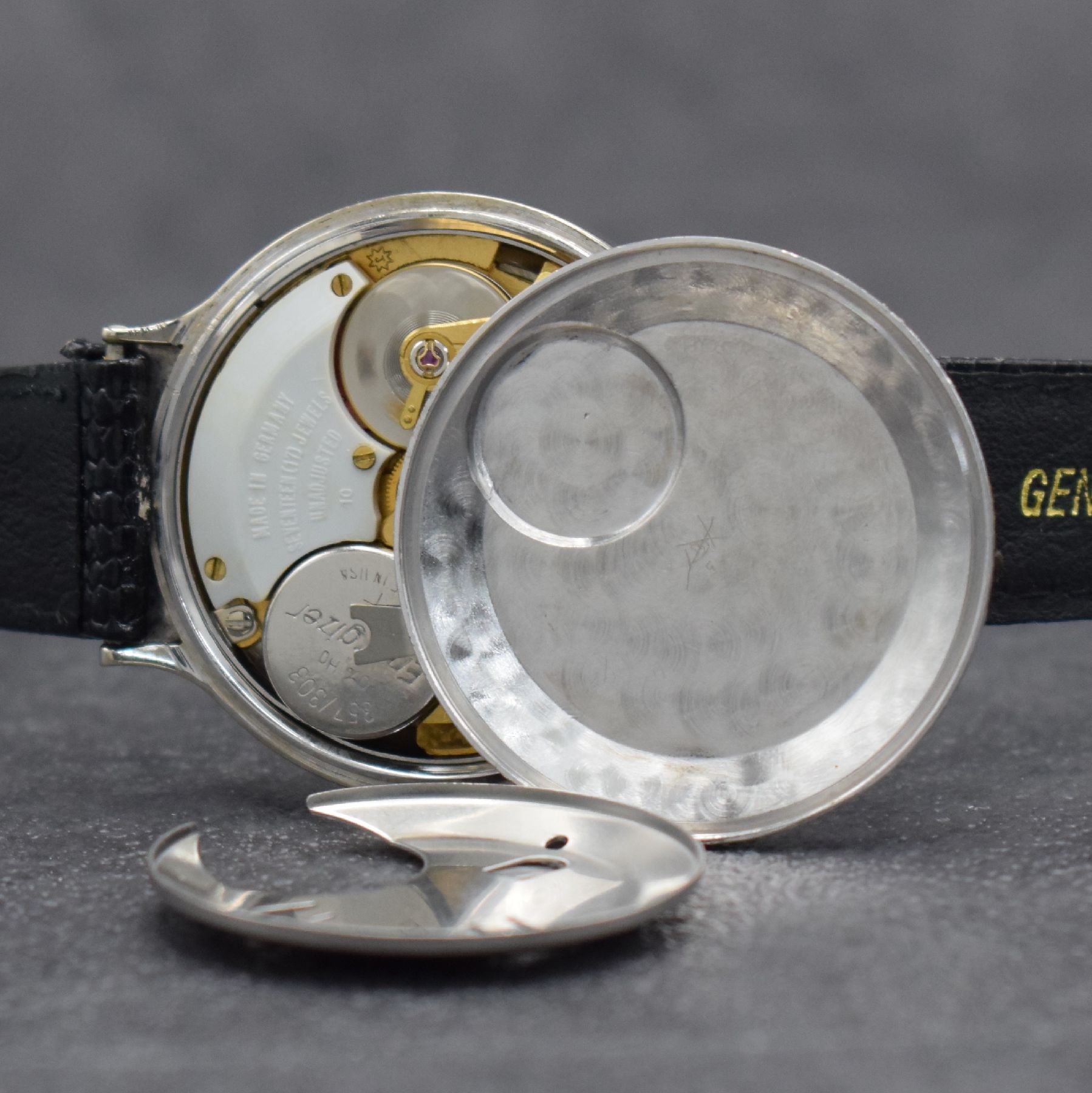Detail h: JUNGHANS Electronic Dato-Chron Chronometer seltene Herrenarmbanduhr in WG 585/000, Deutschland um 1965, 2-teil. Gehäuse, Boden aufgedr., silb. ...
