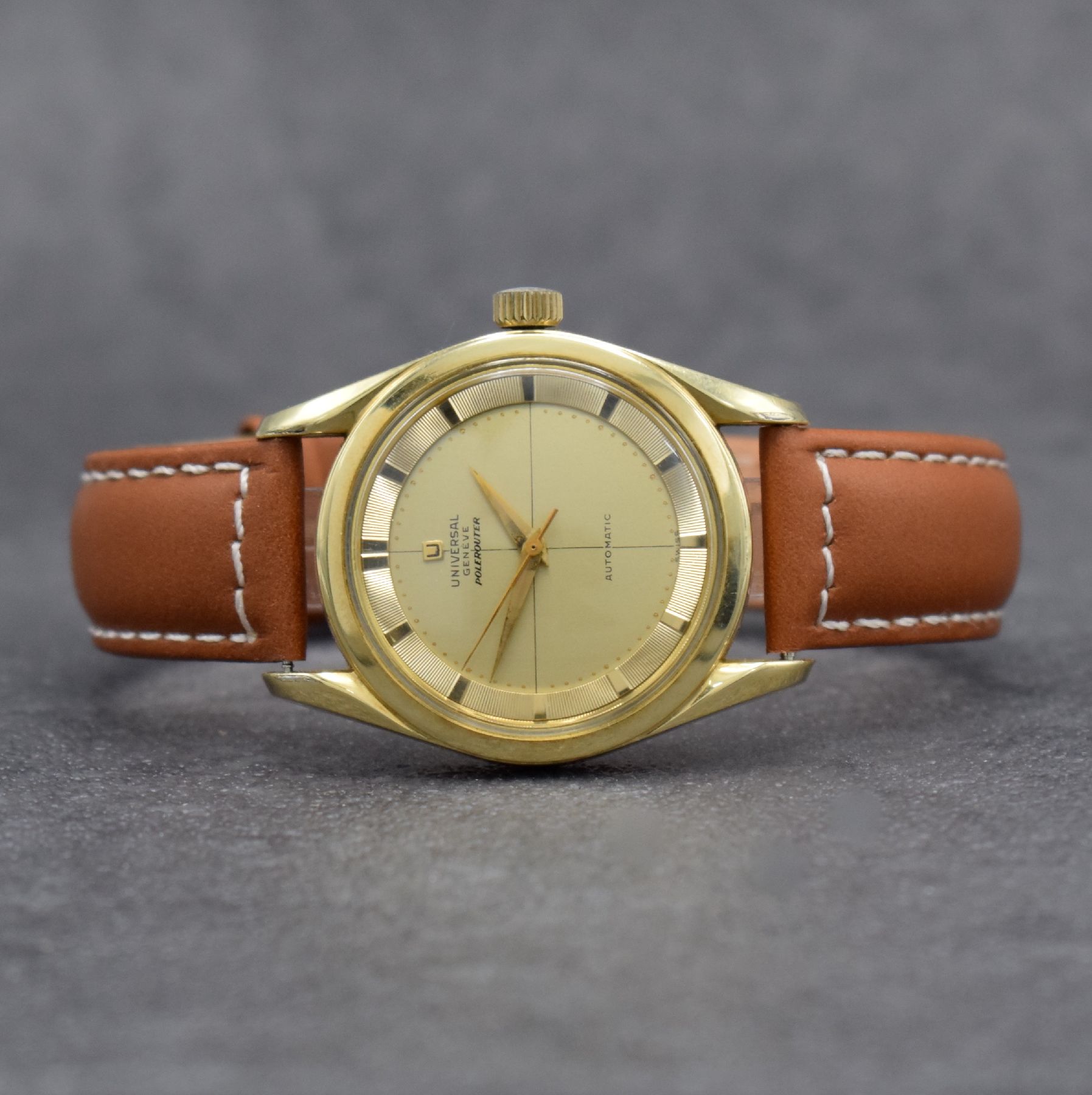 UNIVERSAL GENEVE Polerouter Herrenarmbanduhr, Schweiz um 1955, Hammerautomatik, Edelstahlgeh. m. Goldhaube, Boden geschr., gold. Zifferbl., gold. ...