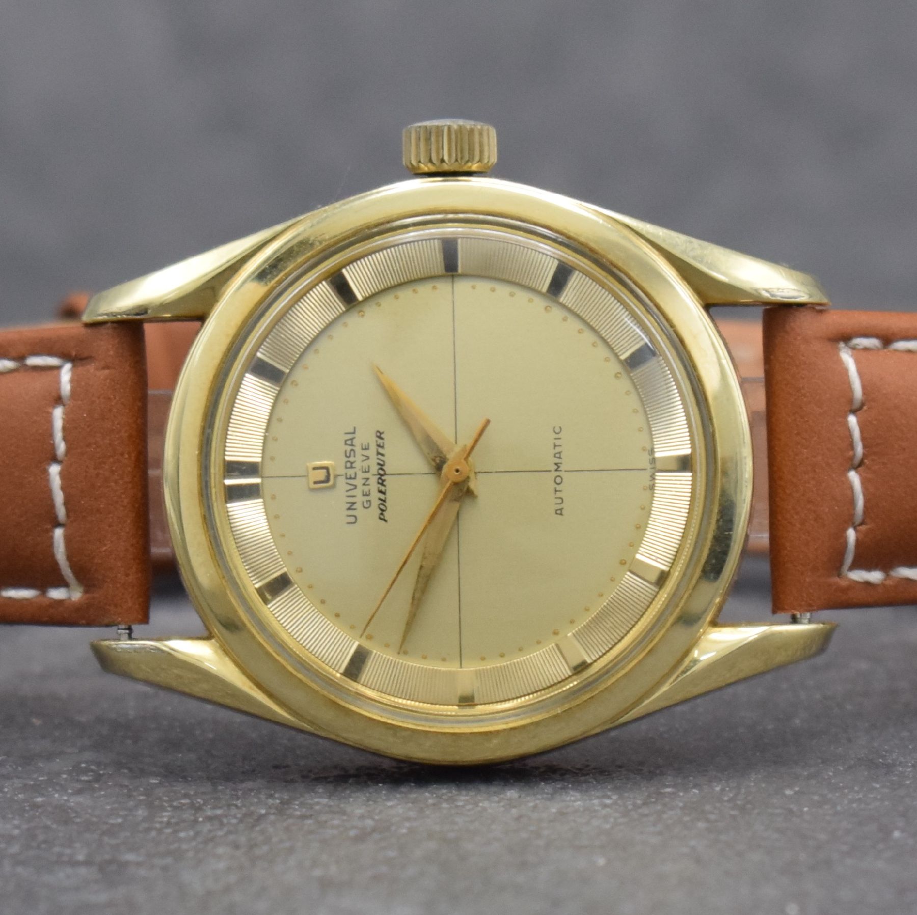 Detail a: UNIVERSAL GENEVE Polerouter Herrenarmbanduhr, Schweiz um 1955, Hammerautomatik, Edelstahlgeh. m. Goldhaube, Boden geschr., gold. Zifferbl., gold. ...