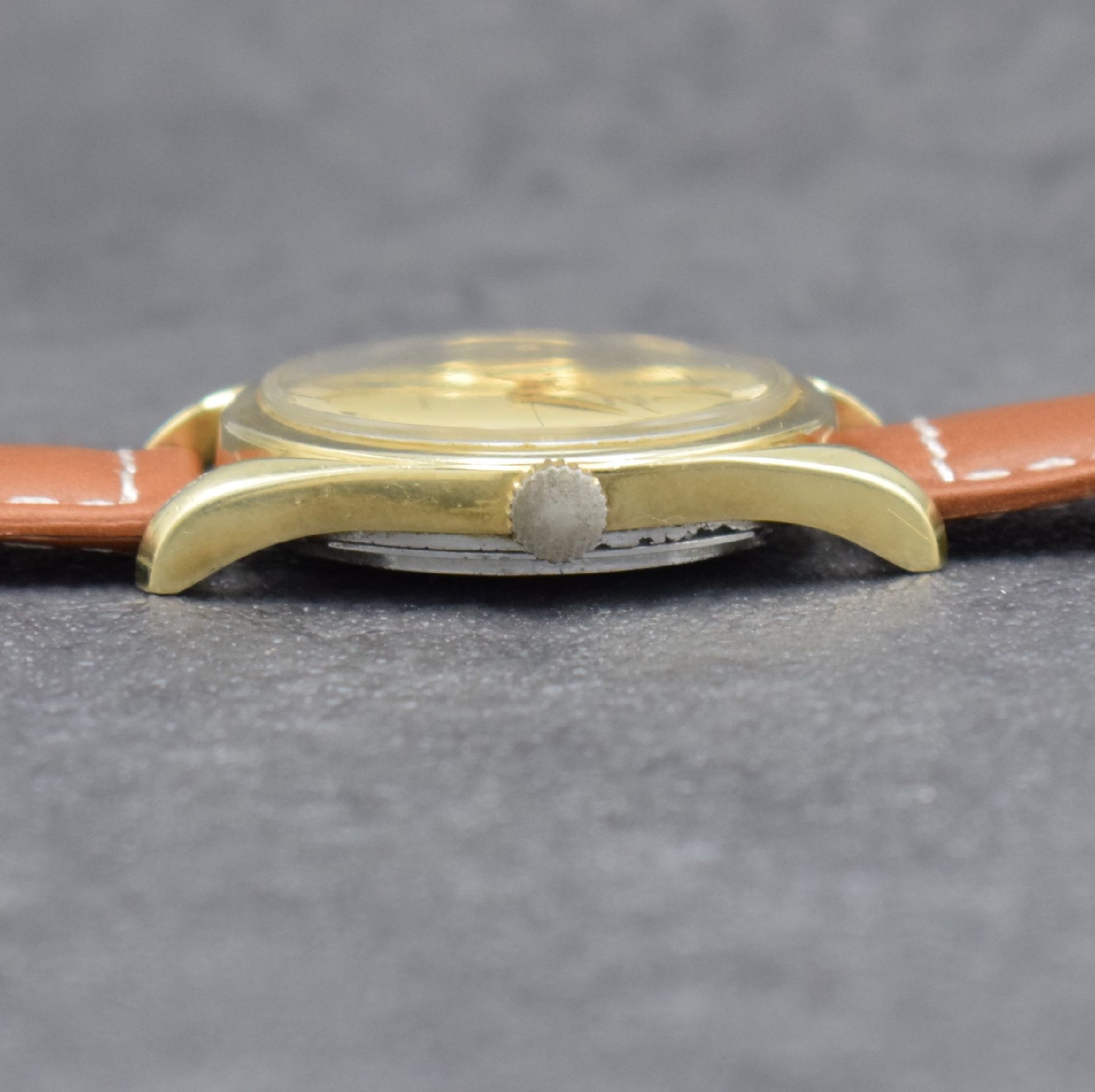 Detail c: UNIVERSAL GENEVE Polerouter Herrenarmbanduhr, Schweiz um 1955, Hammerautomatik, Edelstahlgeh. m. Goldhaube, Boden geschr., gold. Zifferbl., gold. ...