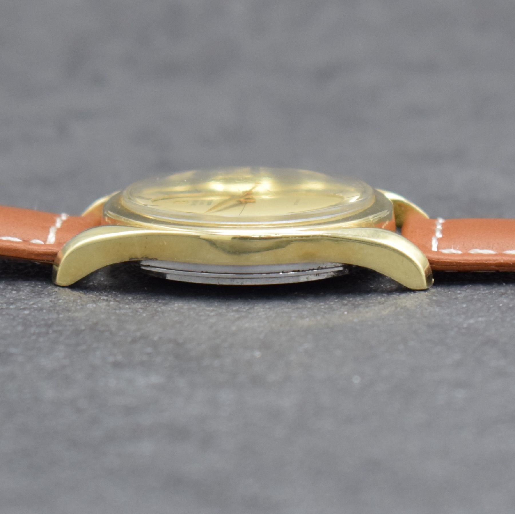 Detail d: UNIVERSAL GENEVE Polerouter Herrenarmbanduhr, Schweiz um 1955, Hammerautomatik, Edelstahlgeh. m. Goldhaube, Boden geschr., gold. Zifferbl., gold. ...