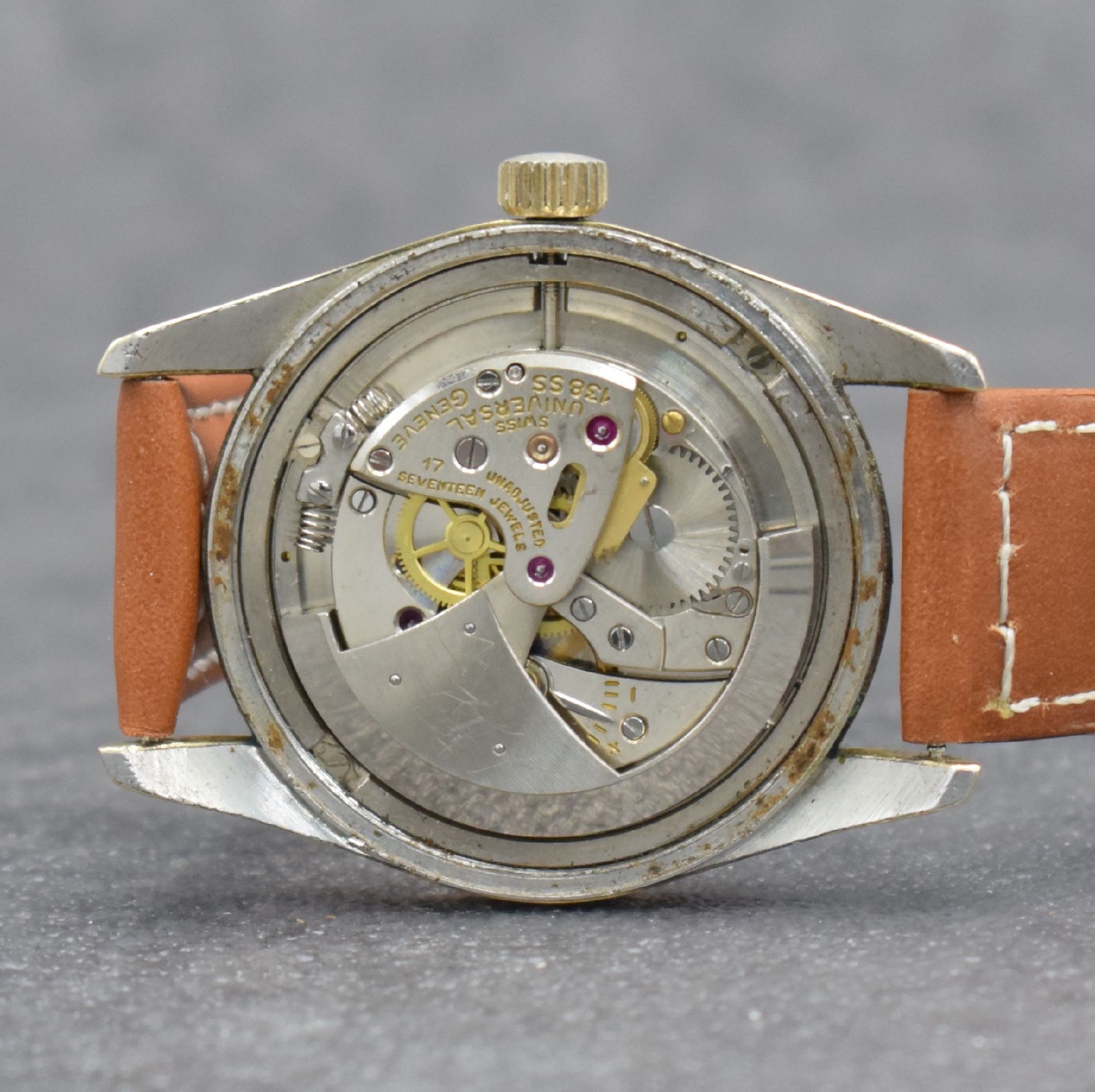 Detail e: UNIVERSAL GENEVE Polerouter Herrenarmbanduhr, Schweiz um 1955, Hammerautomatik, Edelstahlgeh. m. Goldhaube, Boden geschr., gold. Zifferbl., gold. ...
