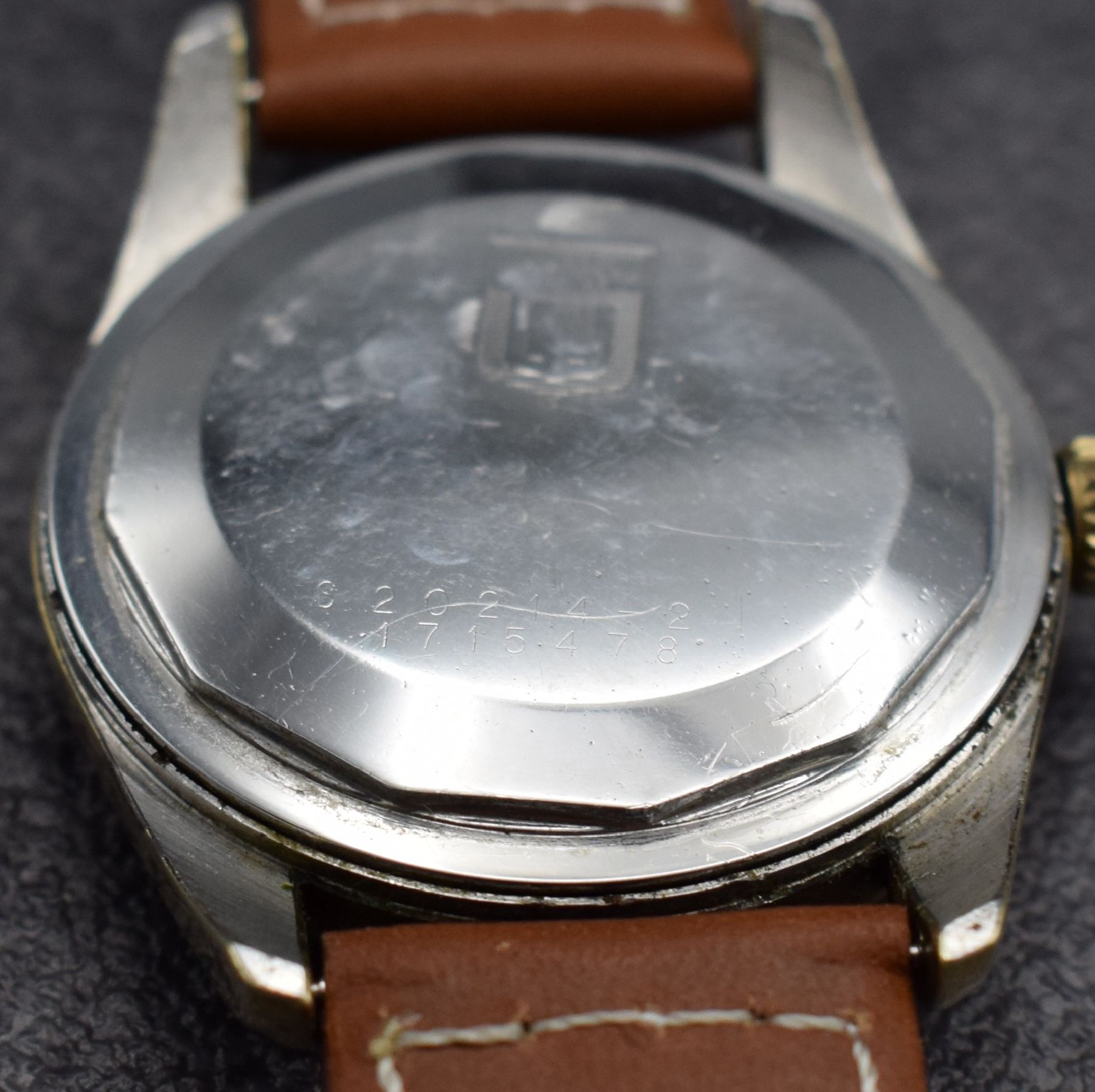 Detail h: UNIVERSAL GENEVE Polerouter Herrenarmbanduhr, Schweiz um 1955, Hammerautomatik, Edelstahlgeh. m. Goldhaube, Boden geschr., gold. Zifferbl., gold. ...