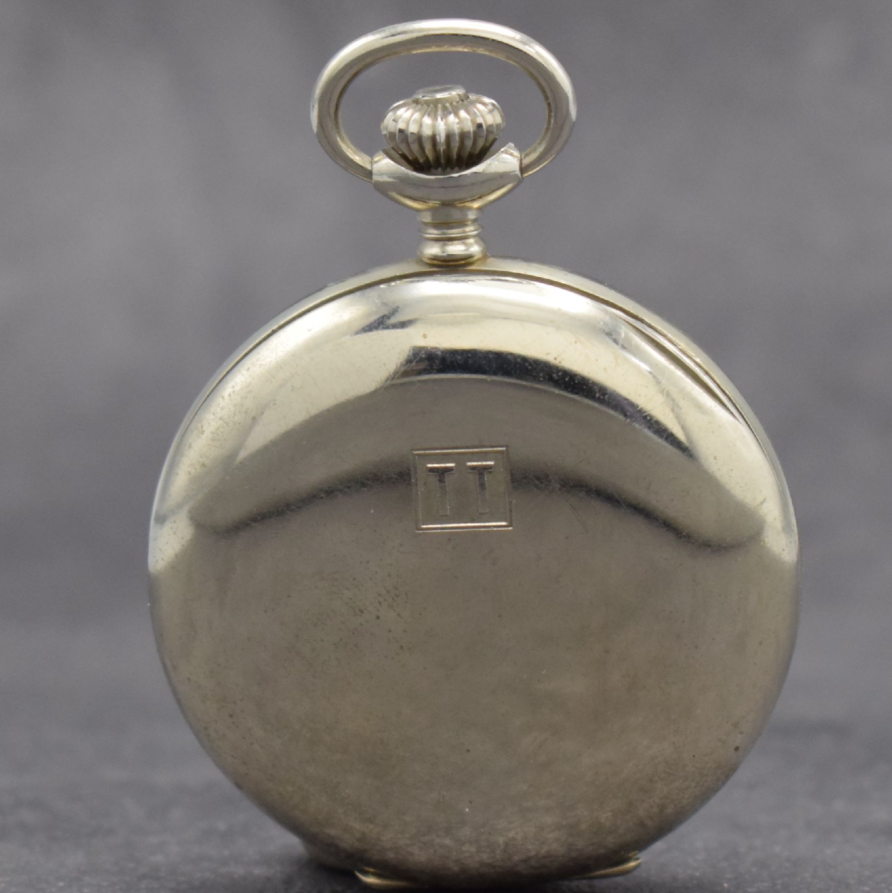 Detail b: GUINAND offene Taschenuhr mit Chronograph, Schweiz um 1920, Nickel-Gehäuse, Rückseite mit Monogramm, Emailzifferbl. m. arab. Zahlen, gebl. Zeiger, ...