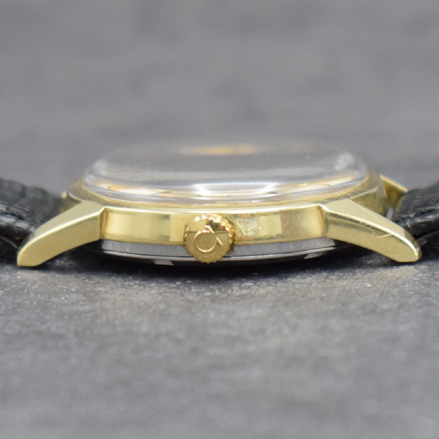 Detail d: OMEGA Seamaster Herrenarmbanduhr, Schweiz um 1964, Automatik, Ref. 14760-61 SC, Edelstahl-geh. m. Goldkappe, Boden m. entspr. Symbolik verschr., ...