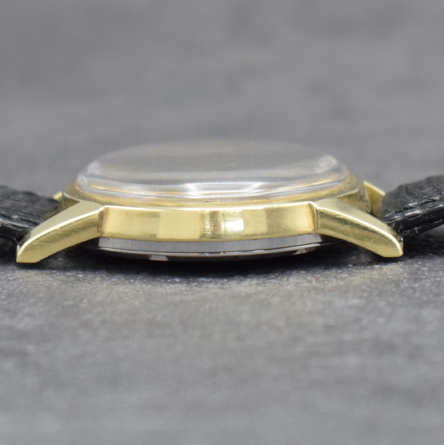 Detail e: OMEGA Seamaster Herrenarmbanduhr, Schweiz um 1964, Automatik, Ref. 14760-61 SC, Edelstahl-geh. m. Goldkappe, Boden m. entspr. Symbolik verschr., ...