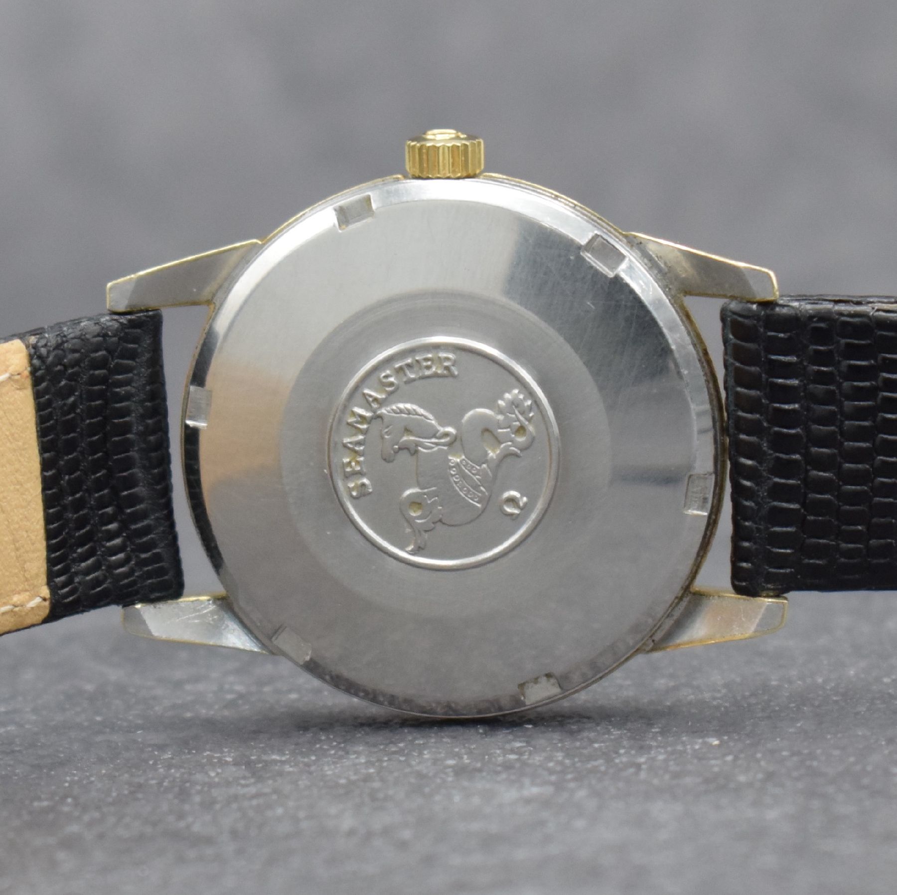 Detail f: OMEGA Seamaster Herrenarmbanduhr, Schweiz um 1964, Automatik, Ref. 14760-61 SC, Edelstahl-geh. m. Goldkappe, Boden m. entspr. Symbolik verschr., ...