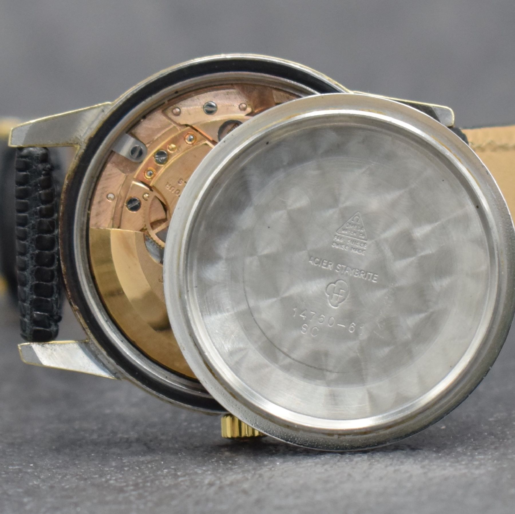 Detail i: OMEGA Seamaster Herrenarmbanduhr, Schweiz um 1964, Automatik, Ref. 14760-61 SC, Edelstahl-geh. m. Goldkappe, Boden m. entspr. Symbolik verschr., ...