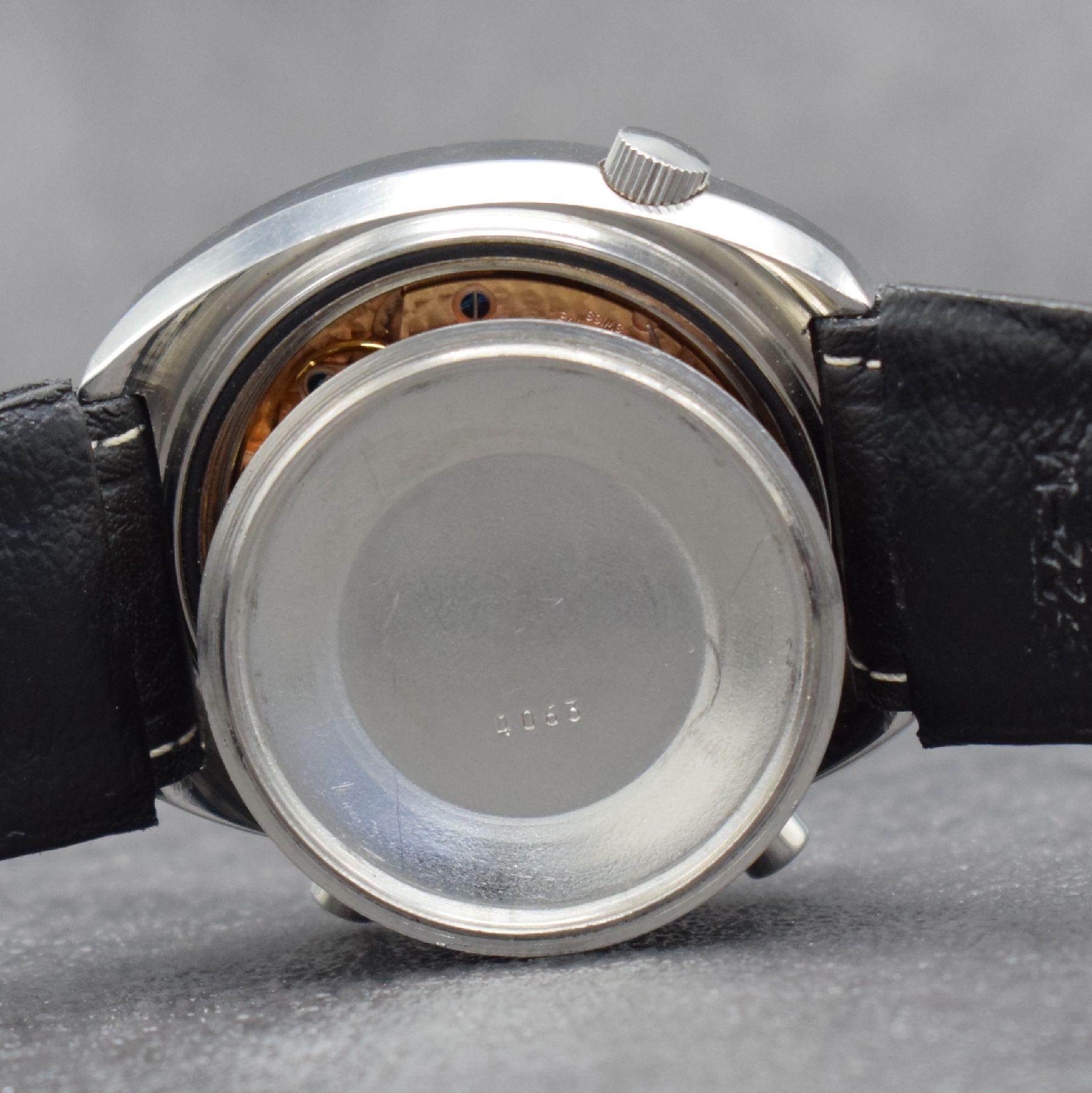 Detail i: CHRONOSPORT seltener Armbandchronograph Nr. 100 mit Bodengravur von Helmut Sinn, Automatik, Schweiz um 2004, Ref. 70.50 LL, Edelstahlgeh. inkl. Sinn ...