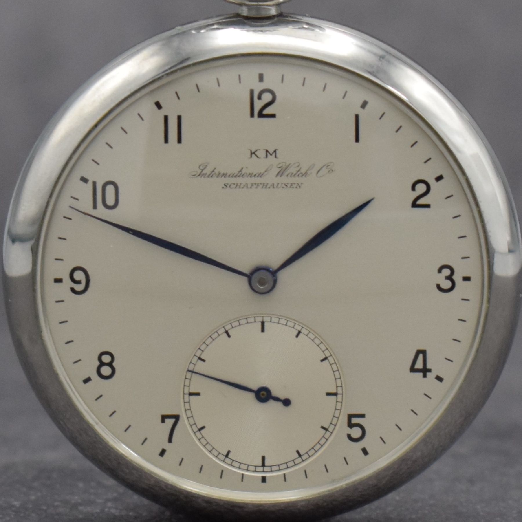 Detail a: IWC KM nahezu neuwertige beidseitig verglaste Taschenuhr in Stahl, Schweiz um 1941, Werkverglasung später, sehr schönes silb. Zifferbl. m. arab. ...