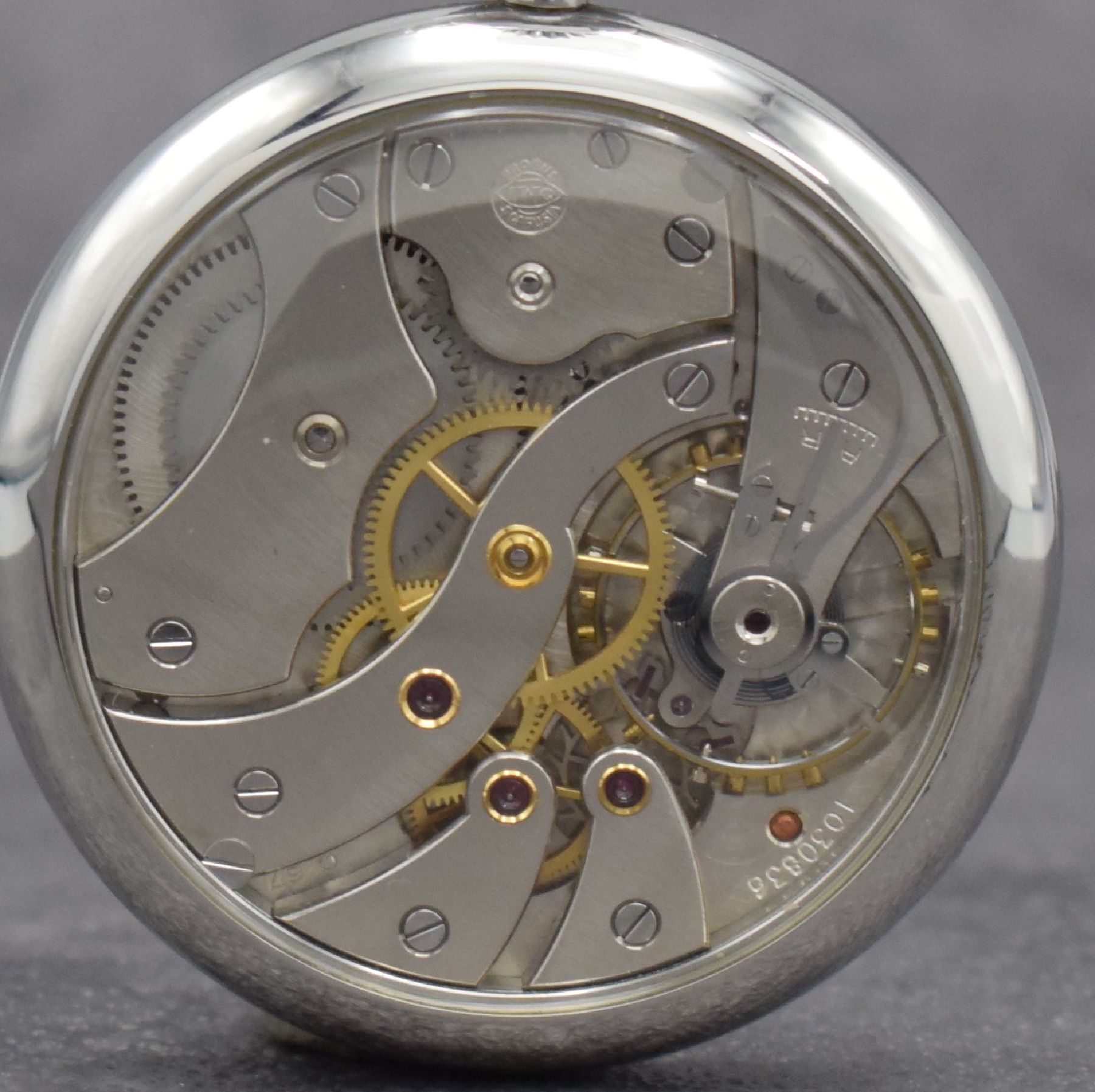Detail c: IWC KM nahezu neuwertige beidseitig verglaste Taschenuhr in Stahl, Schweiz um 1941, Werkverglasung später, sehr schönes silb. Zifferbl. m. arab. ...