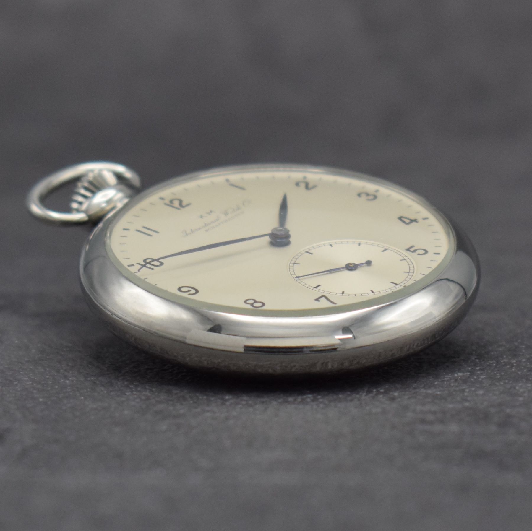 Detail e: IWC KM nahezu neuwertige beidseitig verglaste Taschenuhr in Stahl, Schweiz um 1941, Werkverglasung später, sehr schönes silb. Zifferbl. m. arab. ...