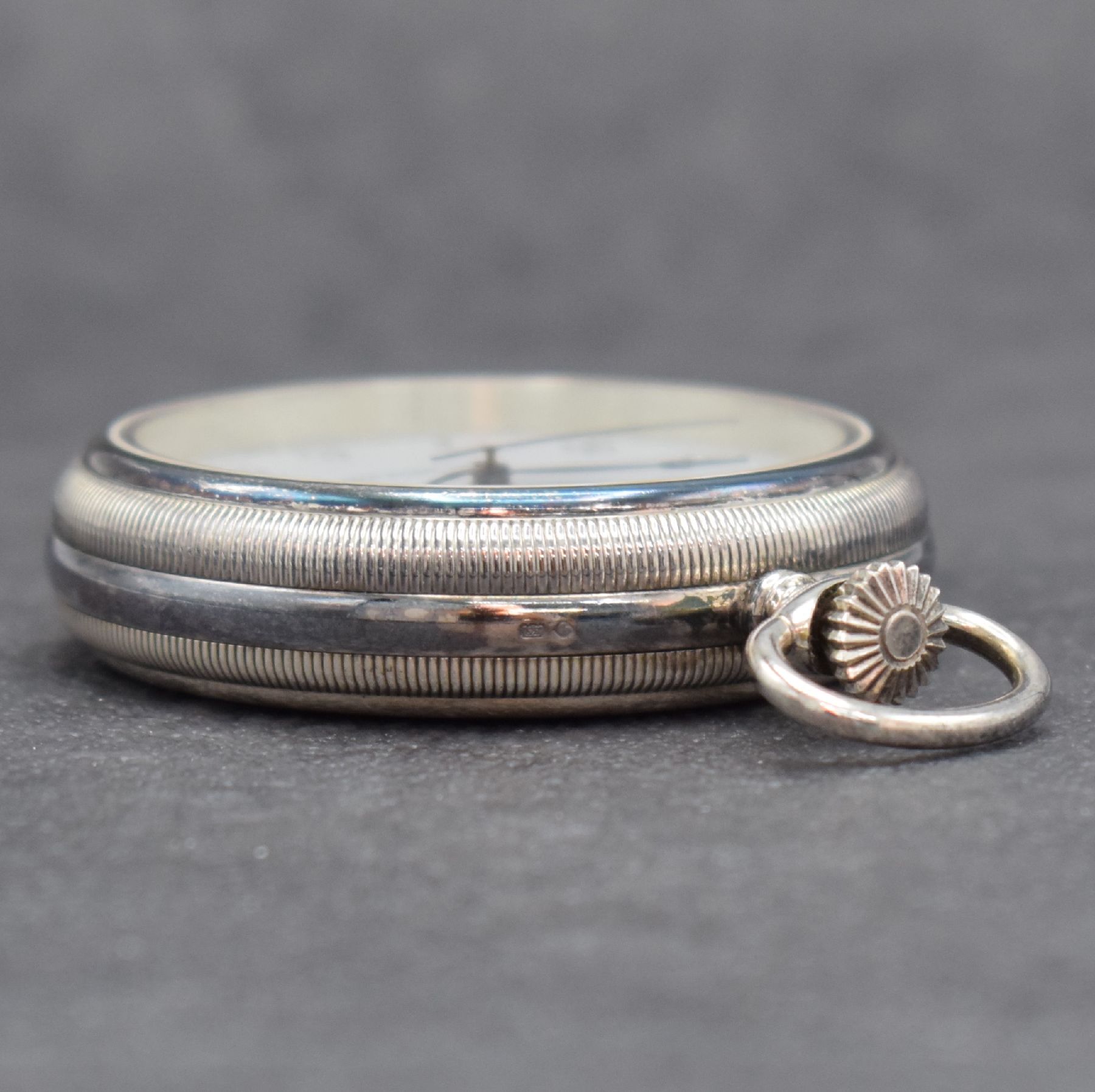Detail f: GUINAND offene Sterlingsilber Taschenuhr, Schweiz um 2014, 3-teil. Geh., beids. vergl., Boden verschr., emailfarb. Zifferbl. m. arab. Std., gebl. ...