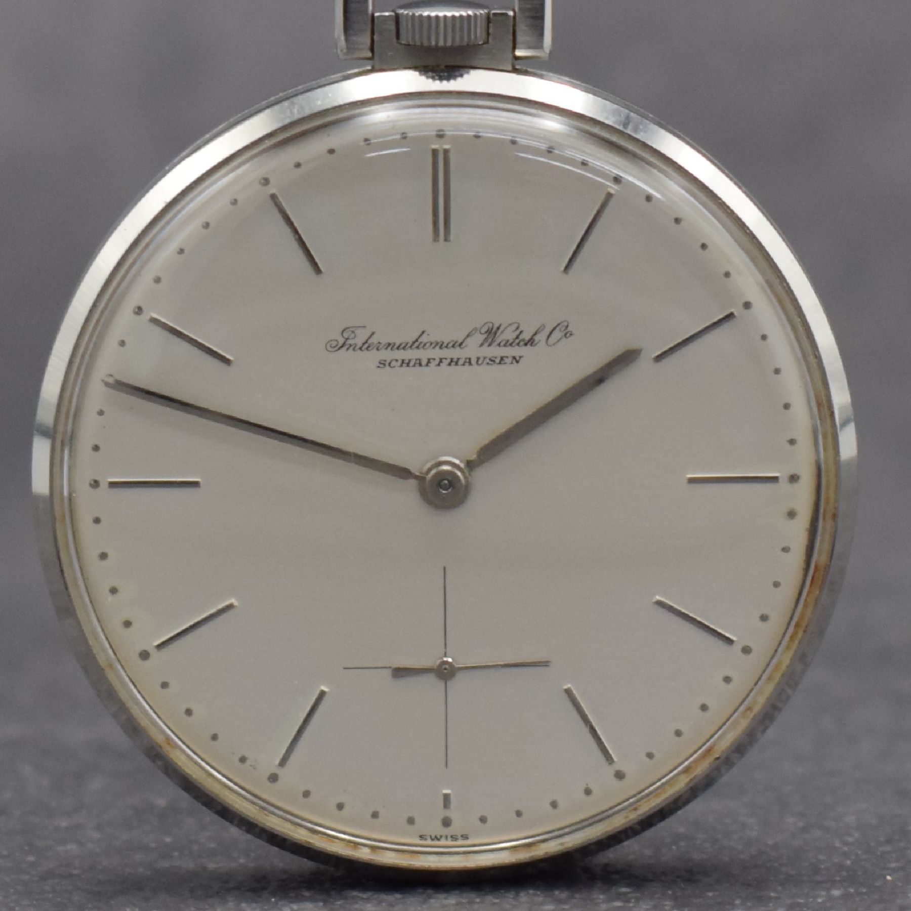 Detail a: IWC Kal. 97 beidseitig verglaste Taschenuhr, Schweiz um 1964, Werkverglasung später, Boden & Glasrand aufgedr., silb. Zifferbl. m. aufges. ...