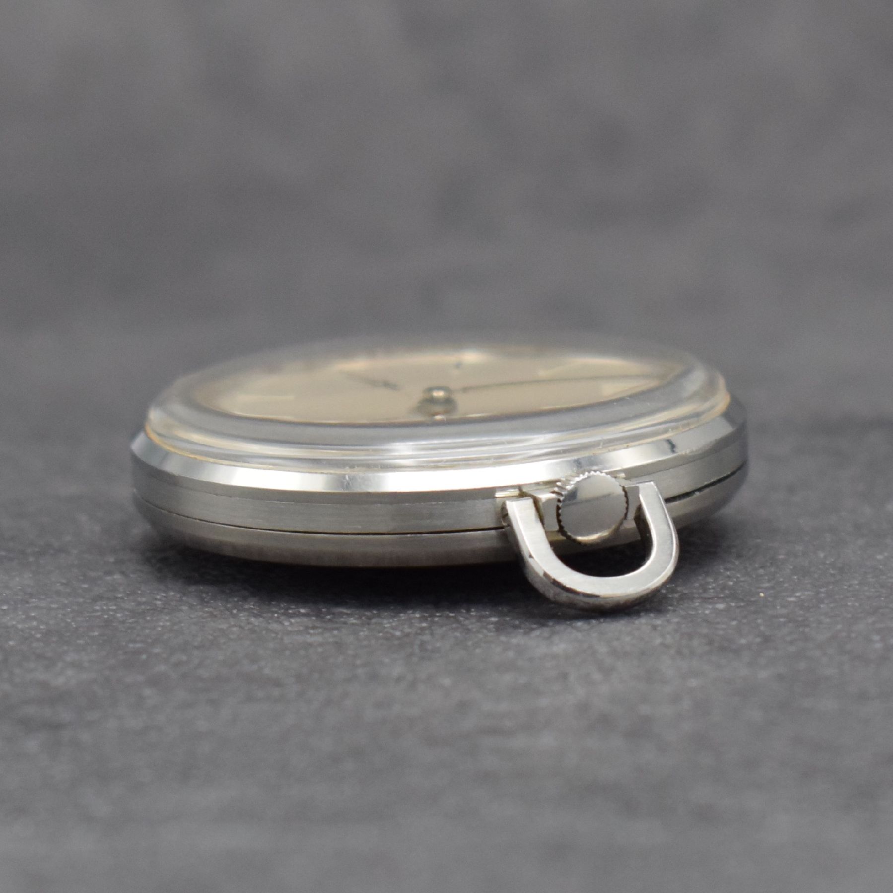 Detail d: IWC Kal. 97 beidseitig verglaste Taschenuhr, Schweiz um 1964, Werkverglasung später, Boden & Glasrand aufgedr., silb. Zifferbl. m. aufges. ...