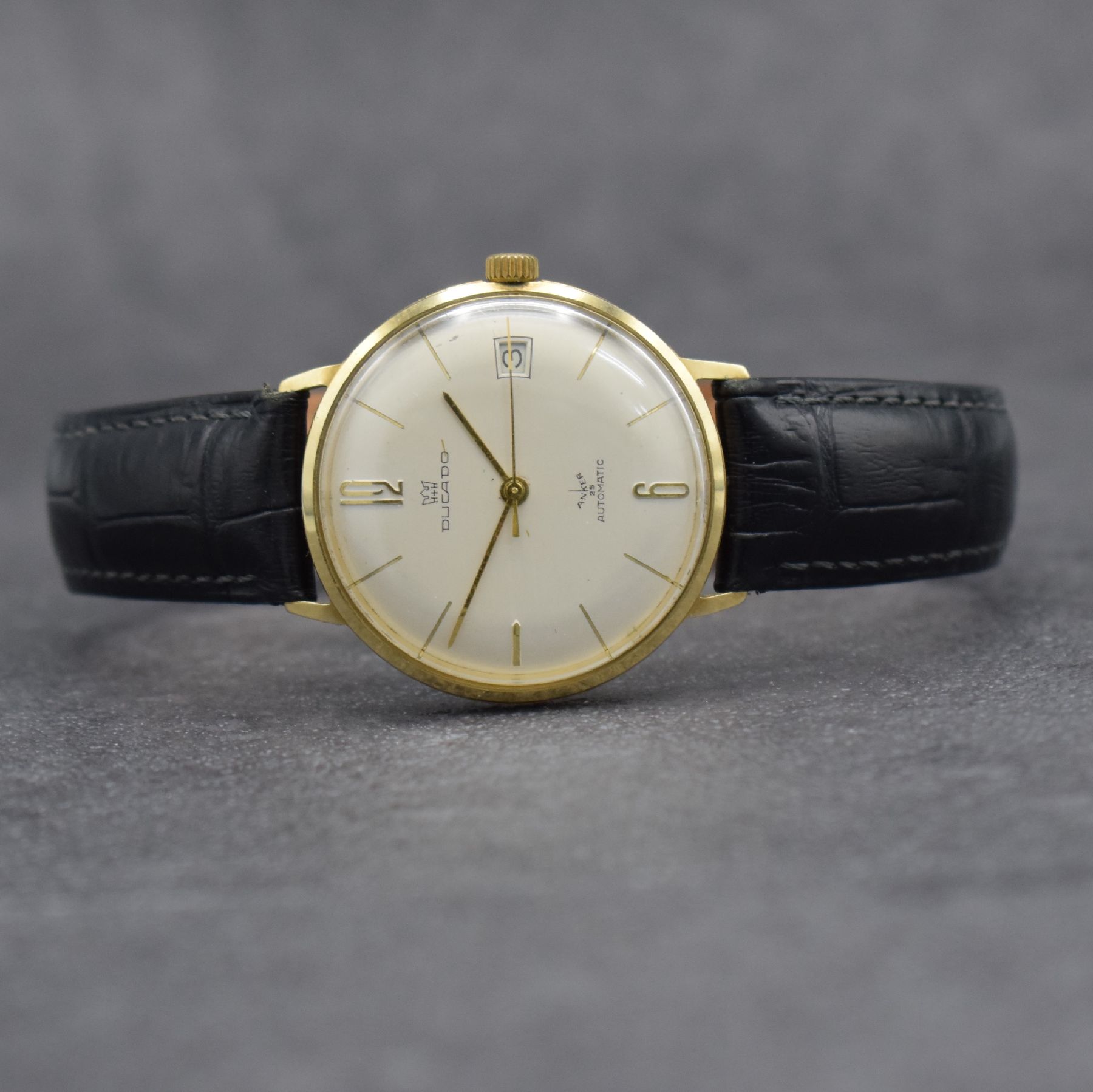 2 Herrenarmbanduhren in GG 585/000, Deutschland um 1950-1960, 1) DUCADO, Automatik, Boden aufgedr., silb. Zifferbl., Datum, Kal. PUW 1261, 25 St., D. ...