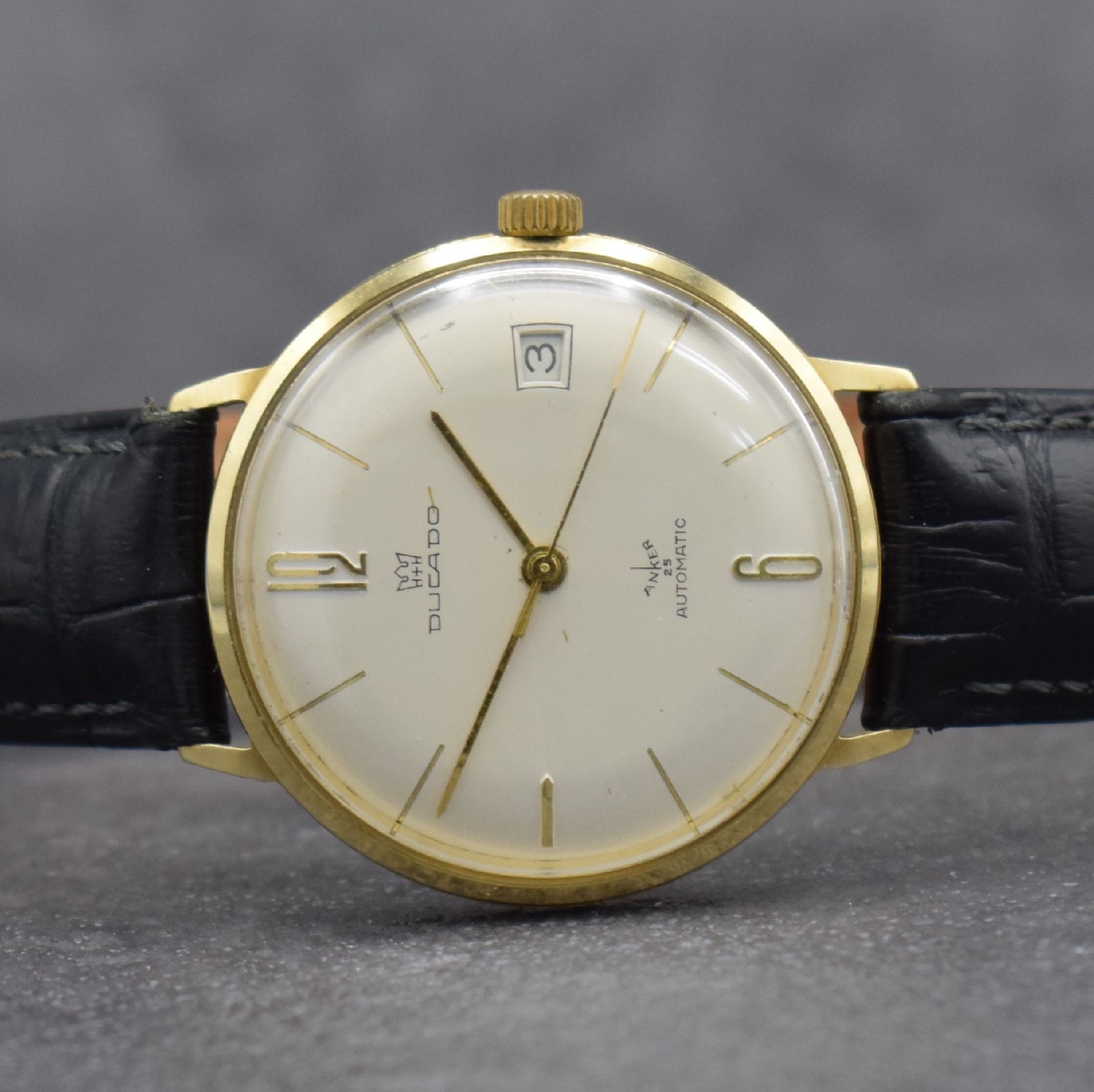 Detail a: 2 Herrenarmbanduhren in GG 585/000, Deutschland um 1950-1960, 1) DUCADO, Automatik, Boden aufgedr., silb. Zifferbl., Datum, Kal. PUW 1261, 25 St., D. ...