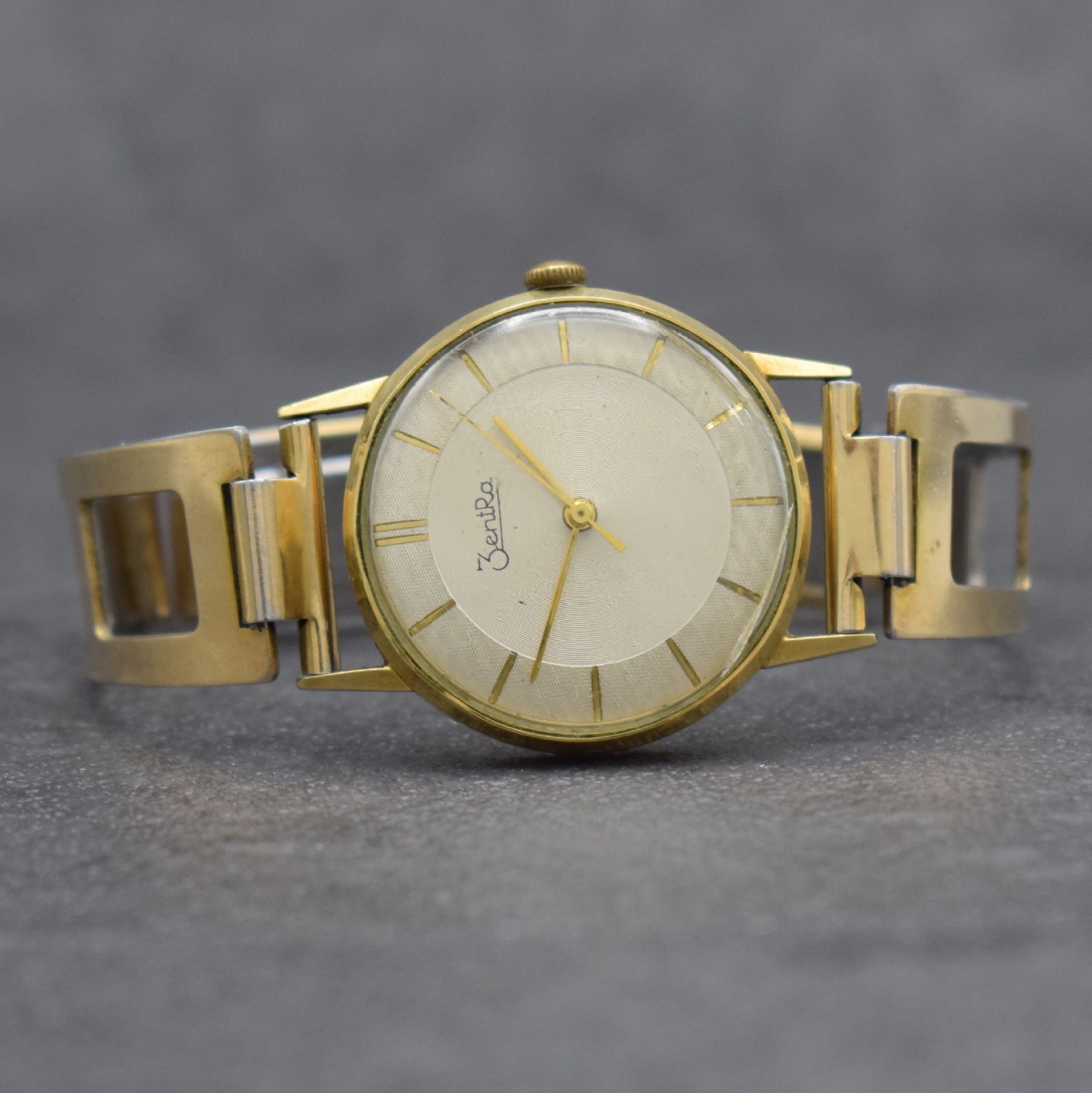 Detail e: 2 Herrenarmbanduhren in GG 585/000, Deutschland um 1950-1960, 1) DUCADO, Automatik, Boden aufgedr., silb. Zifferbl., Datum, Kal. PUW 1261, 25 St., D. ...