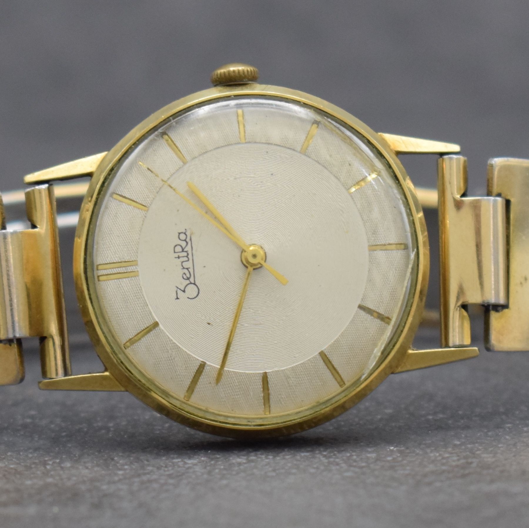 Detail f: 2 Herrenarmbanduhren in GG 585/000, Deutschland um 1950-1960, 1) DUCADO, Automatik, Boden aufgedr., silb. Zifferbl., Datum, Kal. PUW 1261, 25 St., D. ...