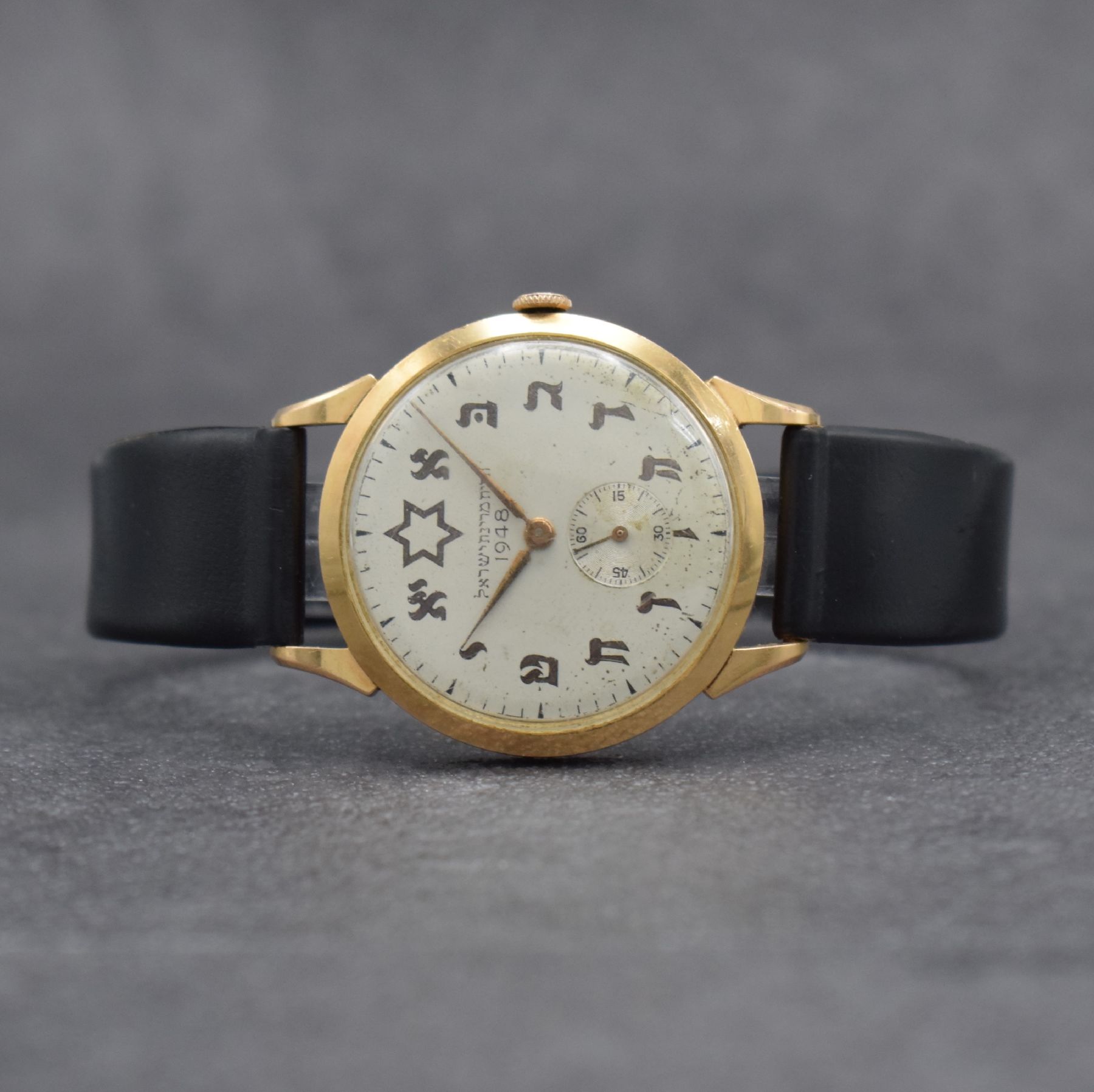 2 Herrenarmbanduhren für den israelischen Markt mit hebräischen Zahlen, Schweiz um 1948 - 1960, Handaufzug, 1) TITUS in RoseG 750/000, Boden ...